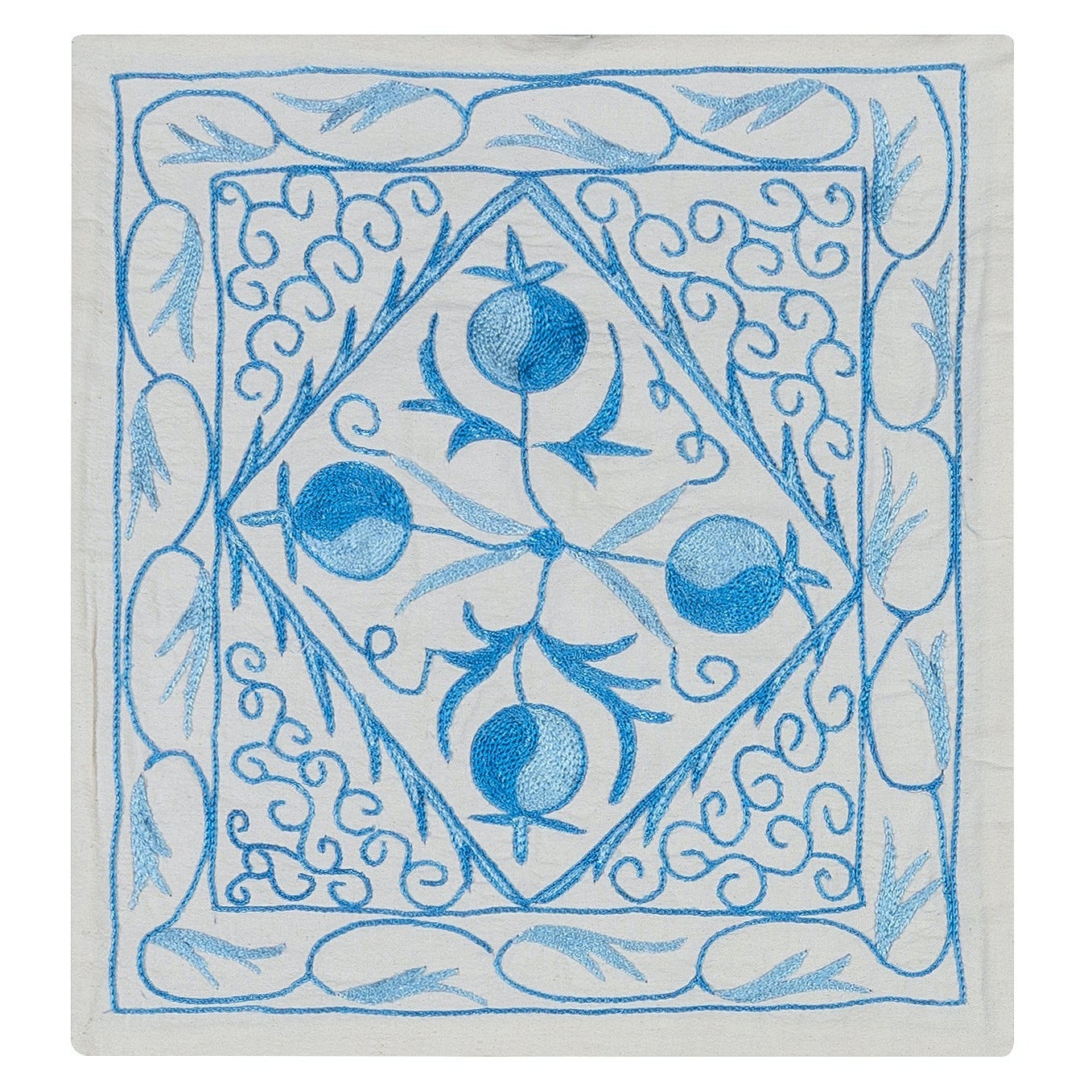 Housse de coussin Suzani, coussin en dentelle brodée ouzbek en crème et bleu clair 16 "x18". en vente