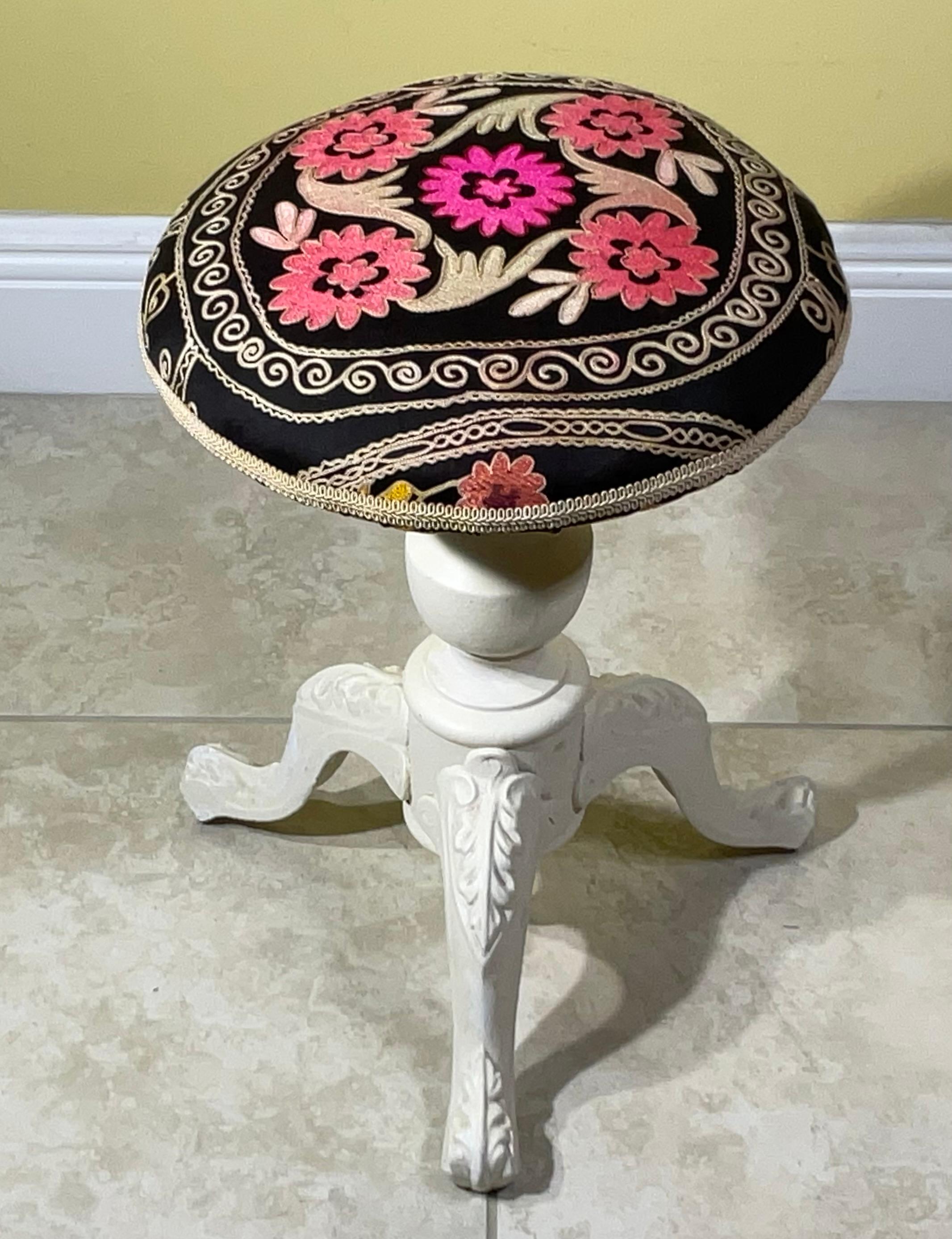 Suzani Embroidered Cast-Iron Stool - Unique Boho Accent Piece im Angebot 4
