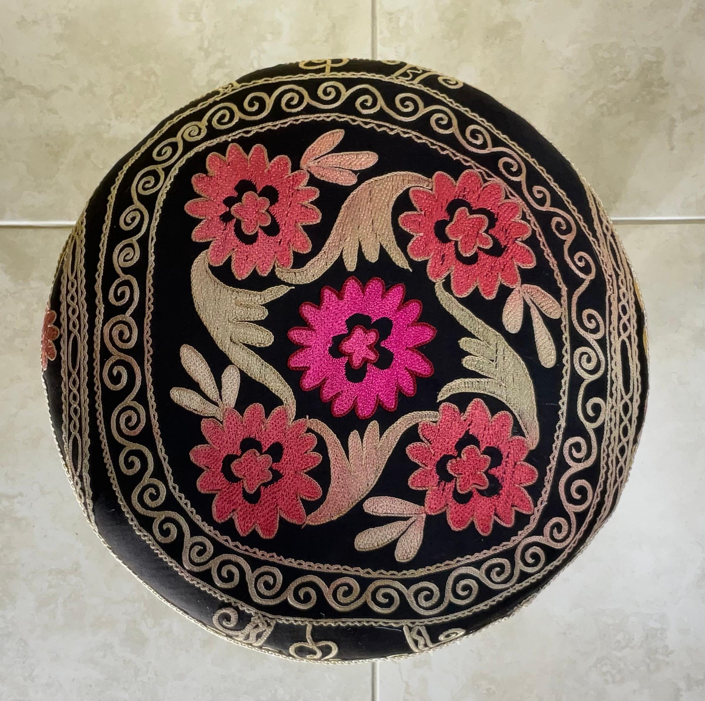 Suzani Embroidered Cast-Iron Stool - Unique Boho Accent Piece (amerikanisch) im Angebot