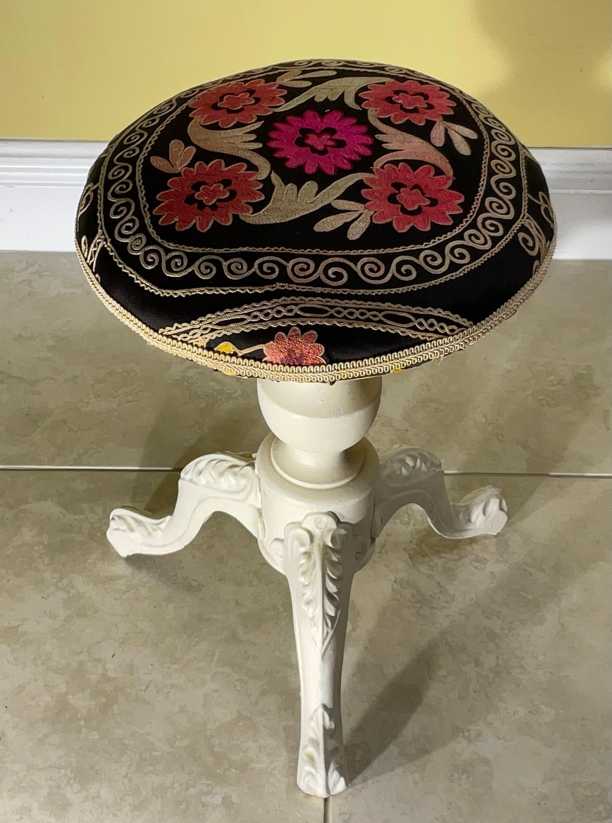 Suzani Embroidered Cast-Iron Stool - Unique Boho Accent Piece (Handgefertigt) im Angebot