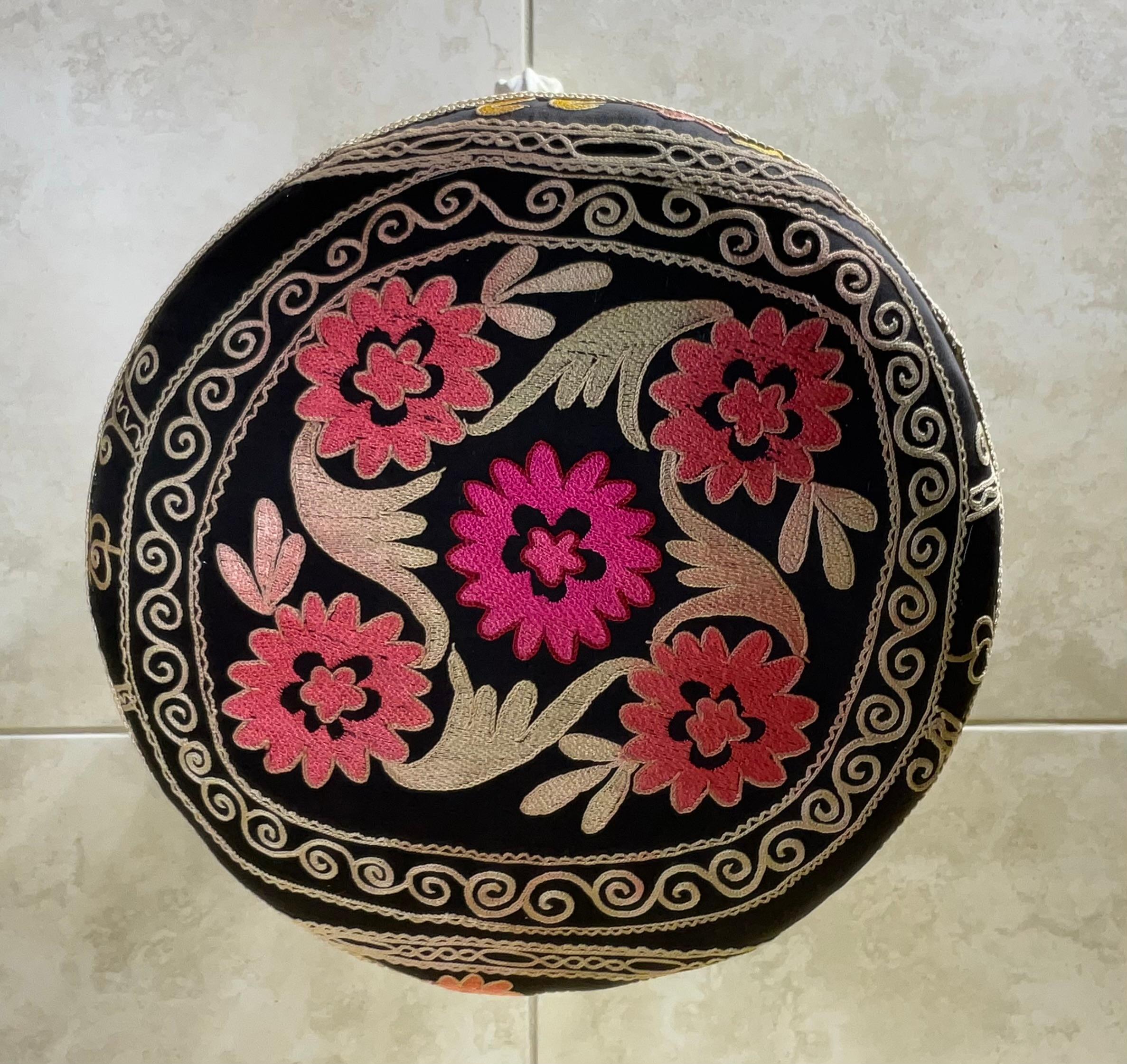 Suzani Embroidered Cast-Iron Stool - Unique Boho Accent Piece im Zustand „Gut“ im Angebot in Delray Beach, FL