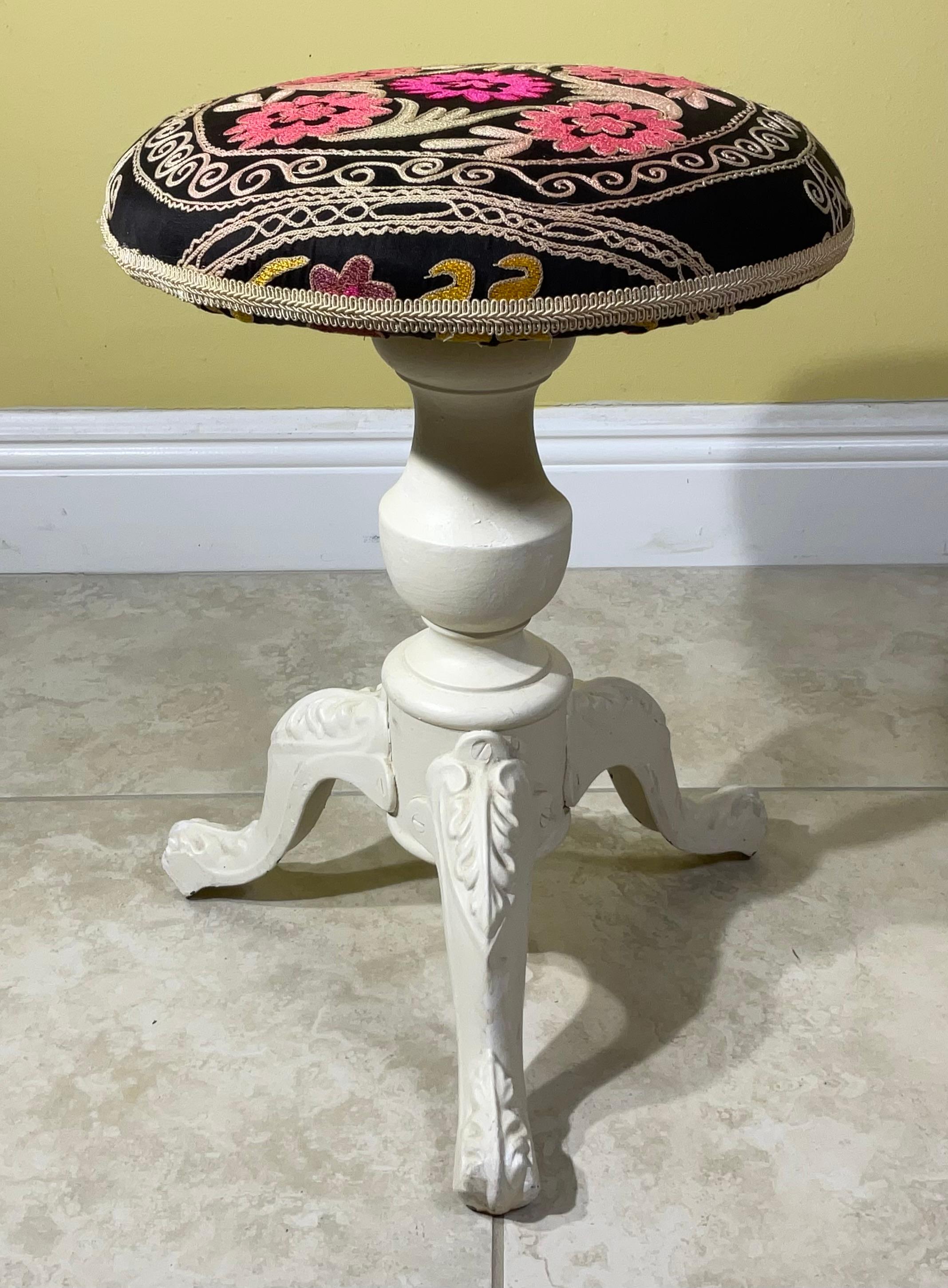 Suzani Embroidered Cast-Iron Stool - Unique Boho Accent Piece (20. Jahrhundert) im Angebot