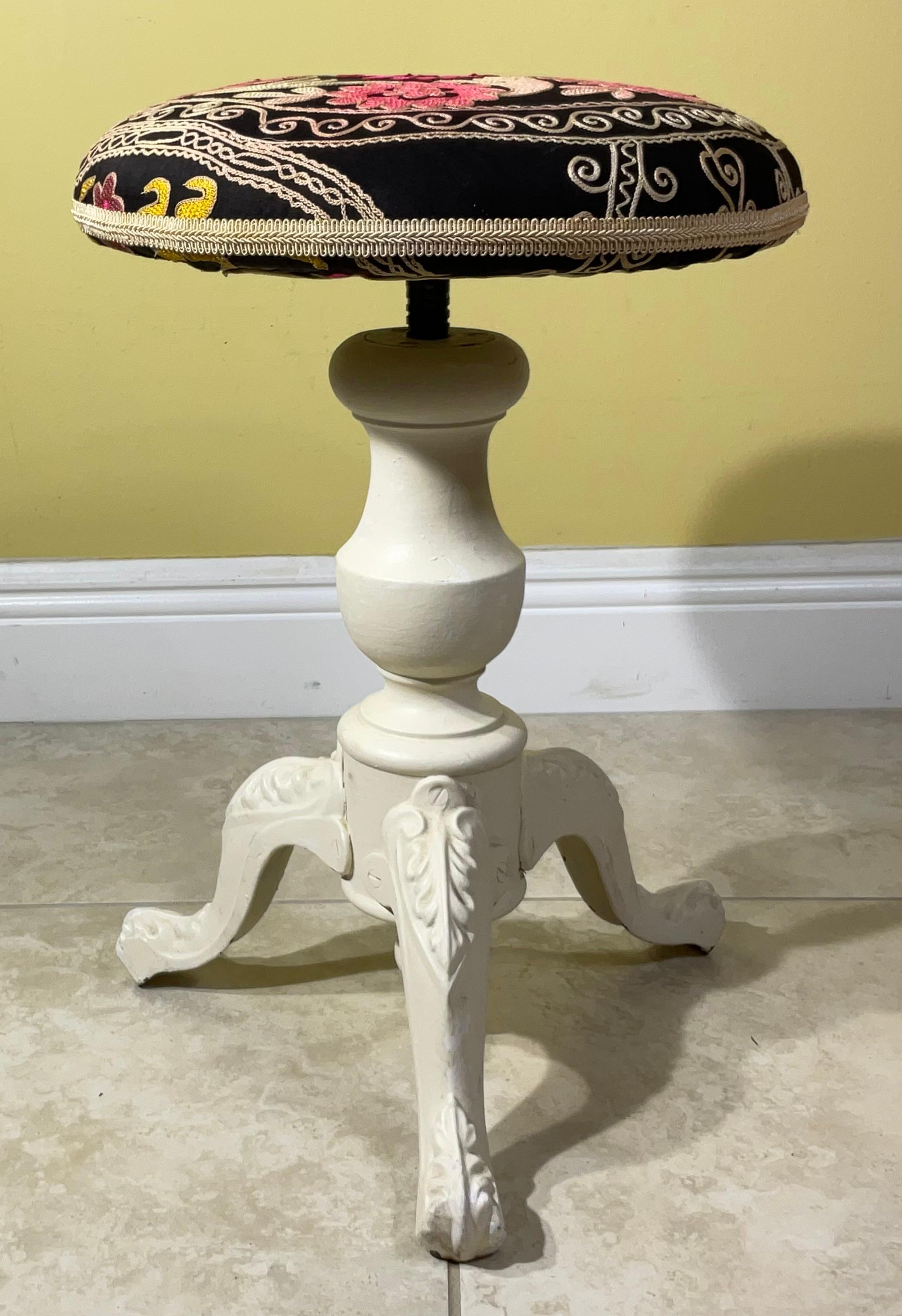 Suzani Embroidered Cast-Iron Stool - Unique Boho Accent Piece (Baumwolle) im Angebot
