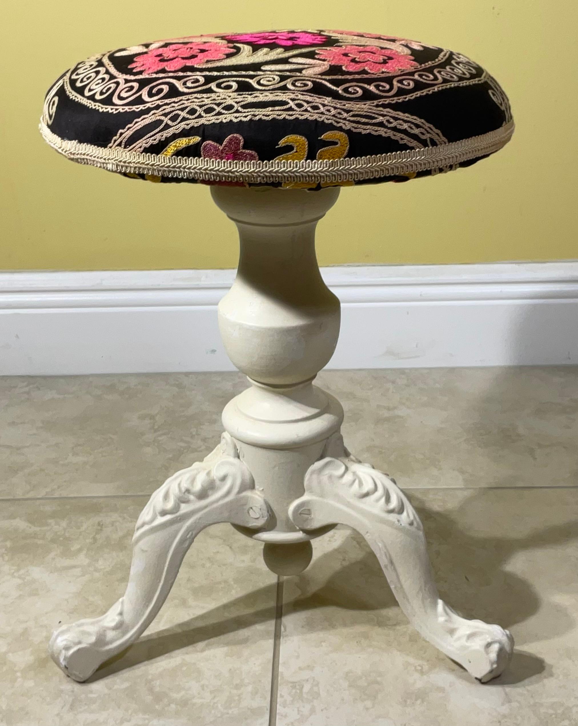 Suzani Embroidered Cast-Iron Stool - Unique Boho Accent Piece im Angebot 1