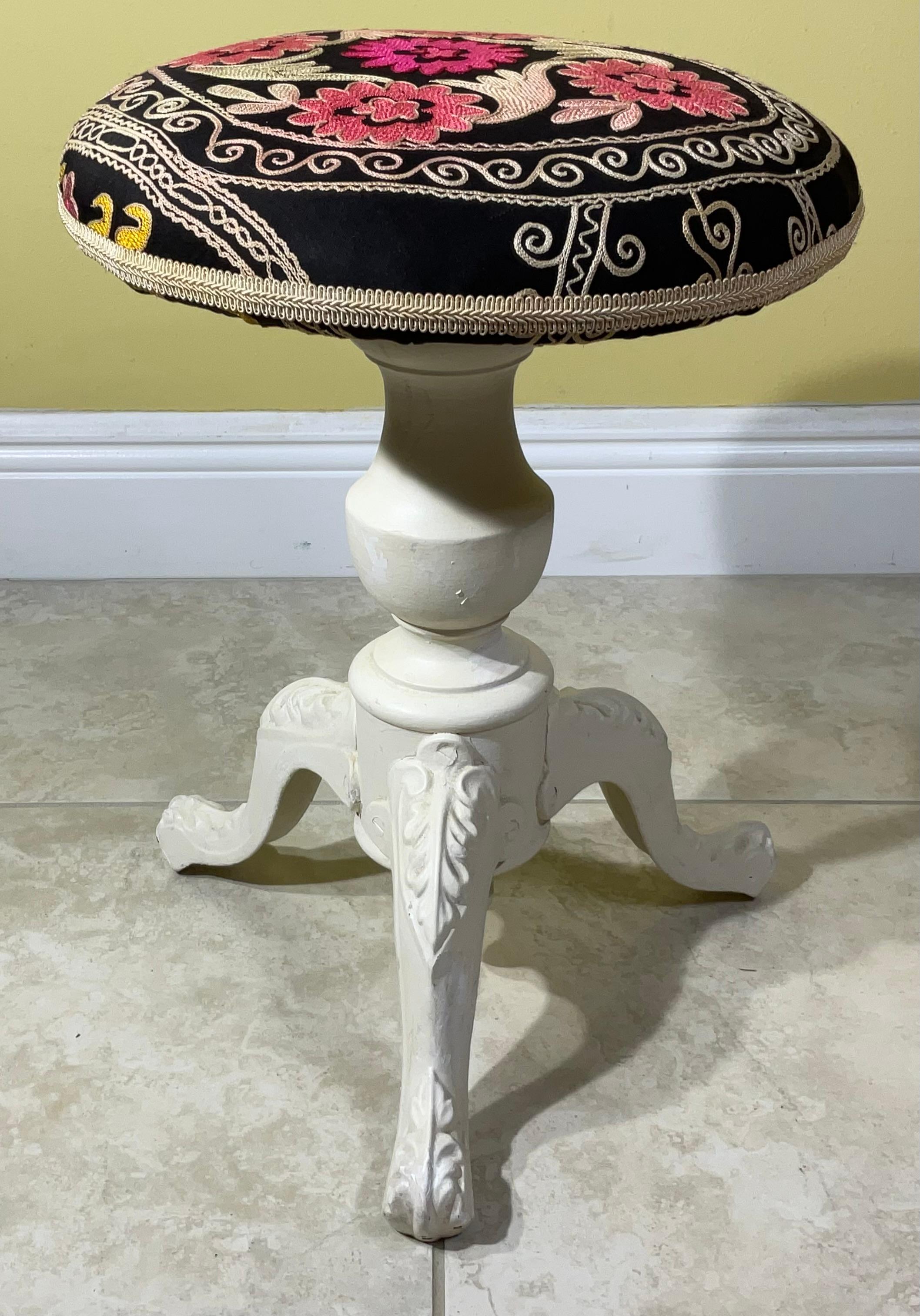 Suzani Embroidered Cast-Iron Stool - Unique Boho Accent Piece im Angebot 2