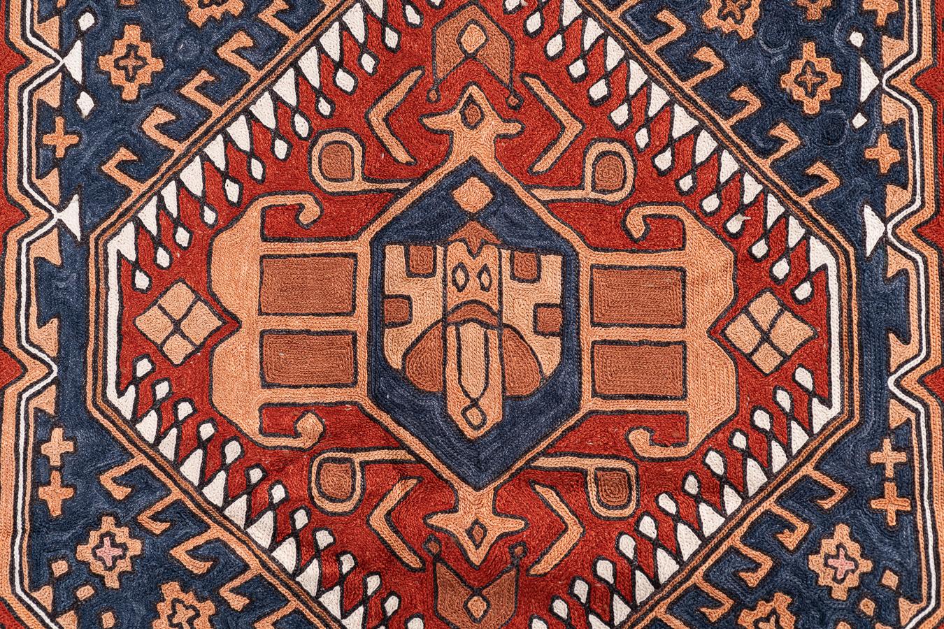 Audace e bellissimo Suzani - Un ricco arazzo di eredità dell'Asia centrale

Immagina di entrare in una stanza in cui la tradizione e l'arte si fondono perfettamente per creare un pezzo straordinario. Questo vivace tappeto suzani, con i suoi audaci