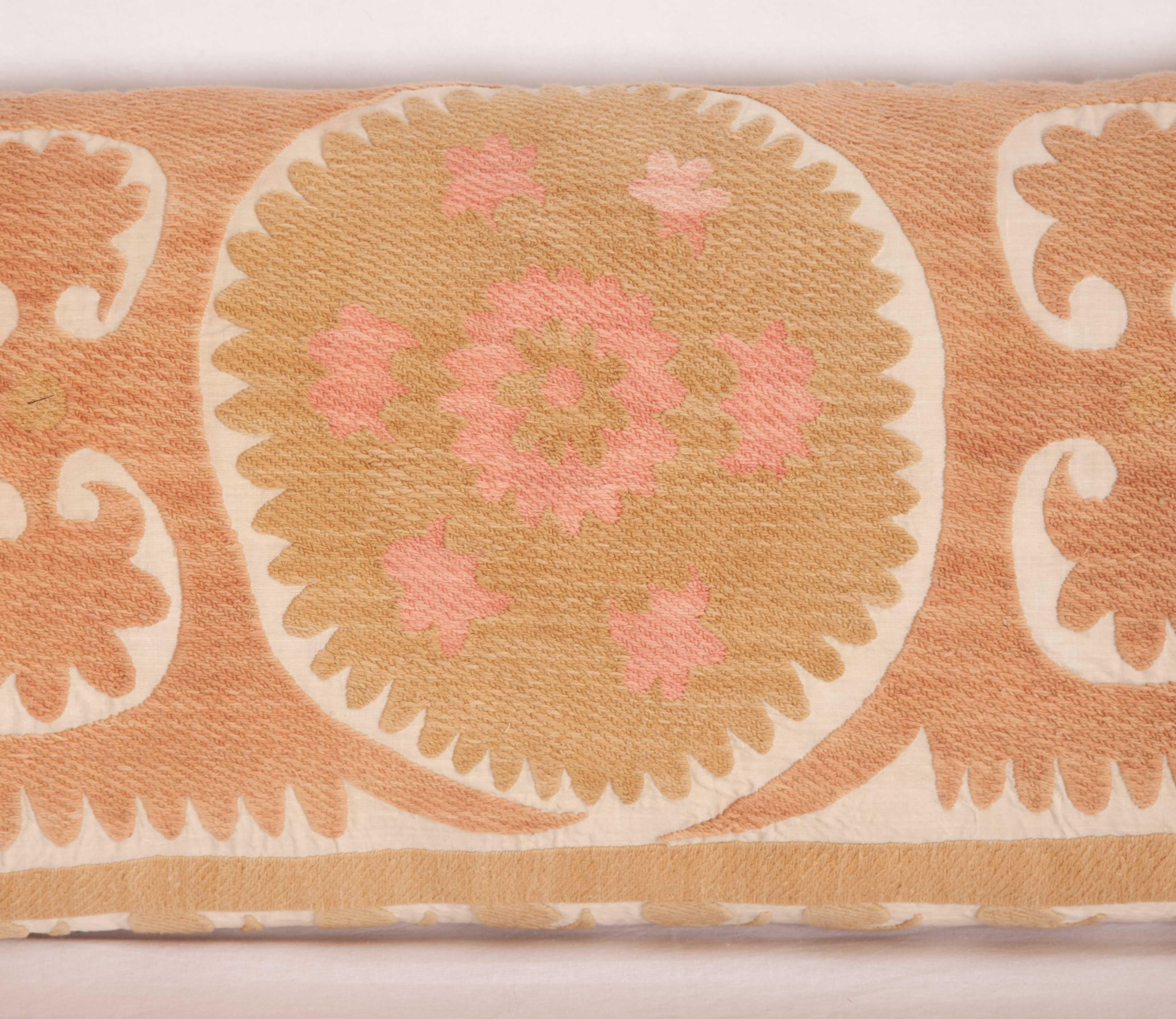 Brodé Étui d'oreiller lombaire Suzani fabriqué à partir d'une Suzani ouzbeke vintage, milieu du 20e siècle en vente