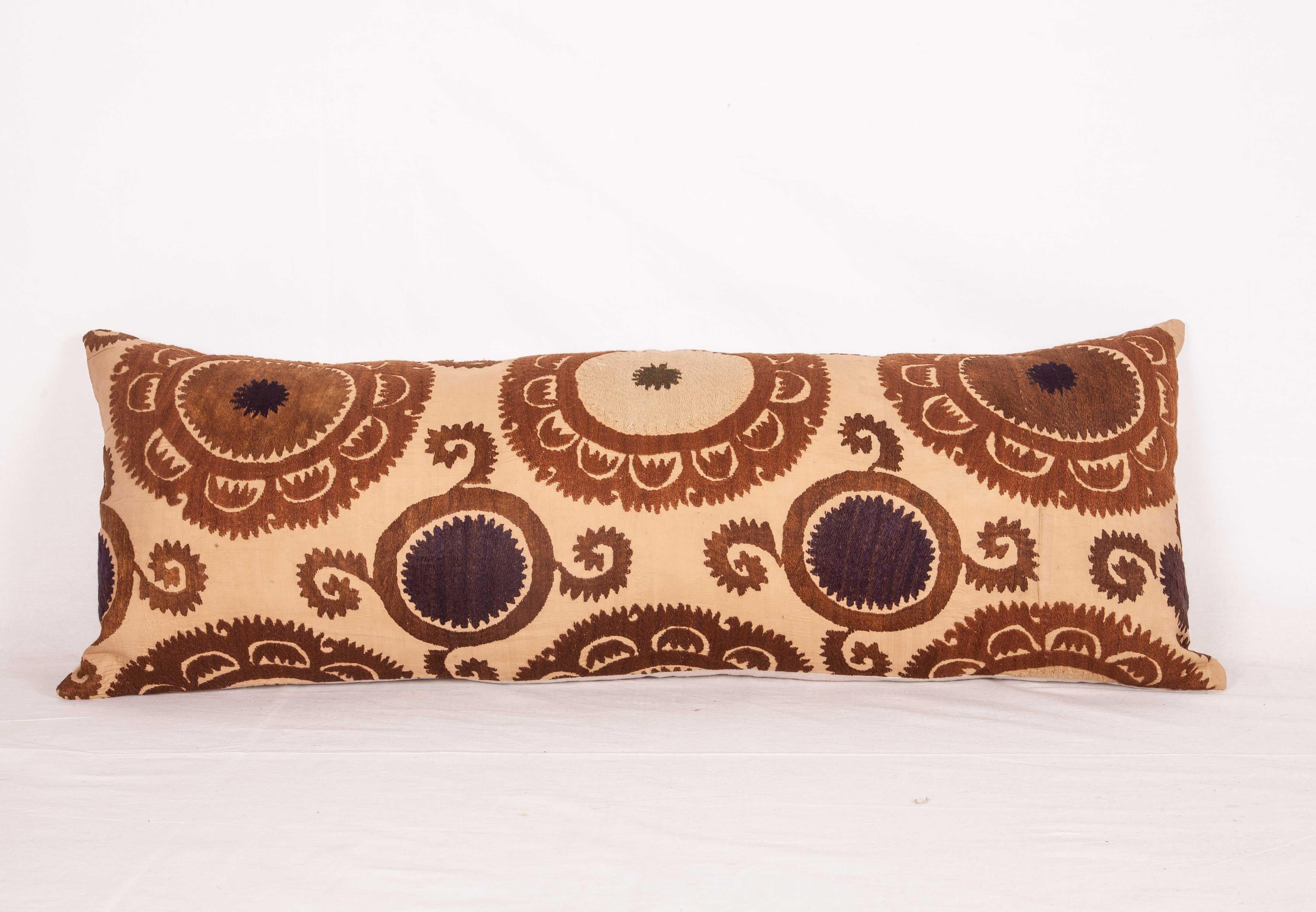 Brodé Taies d'oreiller Suzani faites à partir d'un Suzani ouzbek neutre:: milieu du 20e siècle en vente
