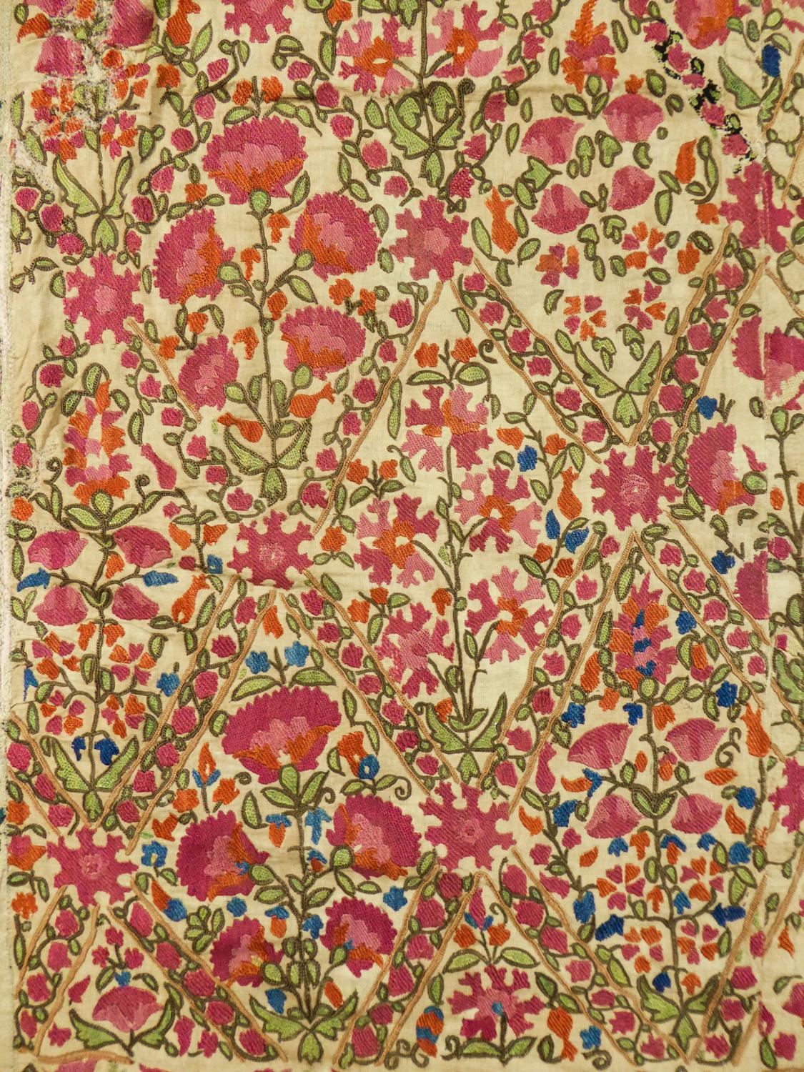 Suzani or Paradise’s Garden Embroidered with Silk - Uzbekistan late 19th Century In Good Condition In Toulon, FR