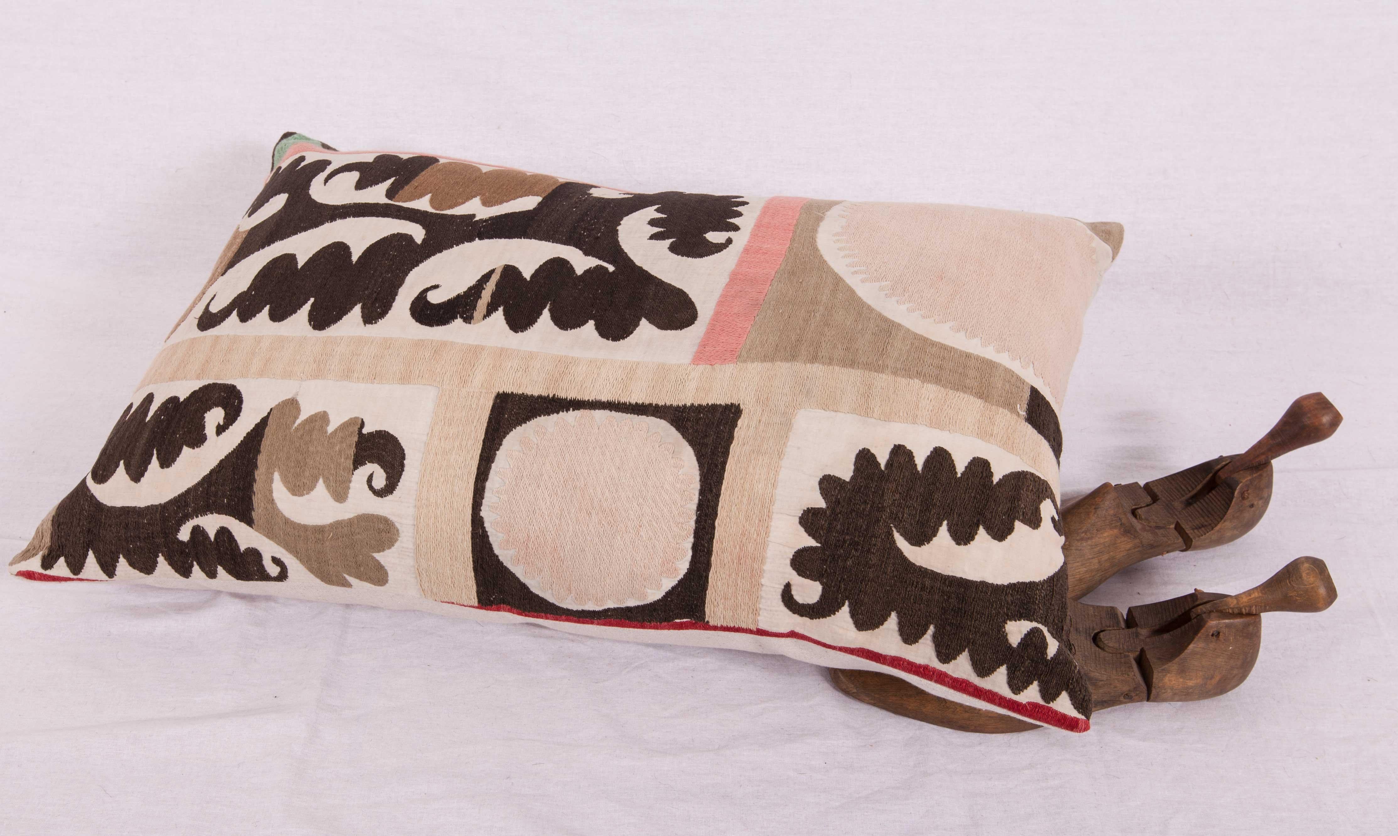Suzani Pillow Case, Fashioned from a Mid-20th Century Samarkand Suzani (20. Jahrhundert)