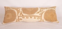 Funda de almohada Suzani, hecha a partir de un Suzani uzbeko de mediados del siglo XX