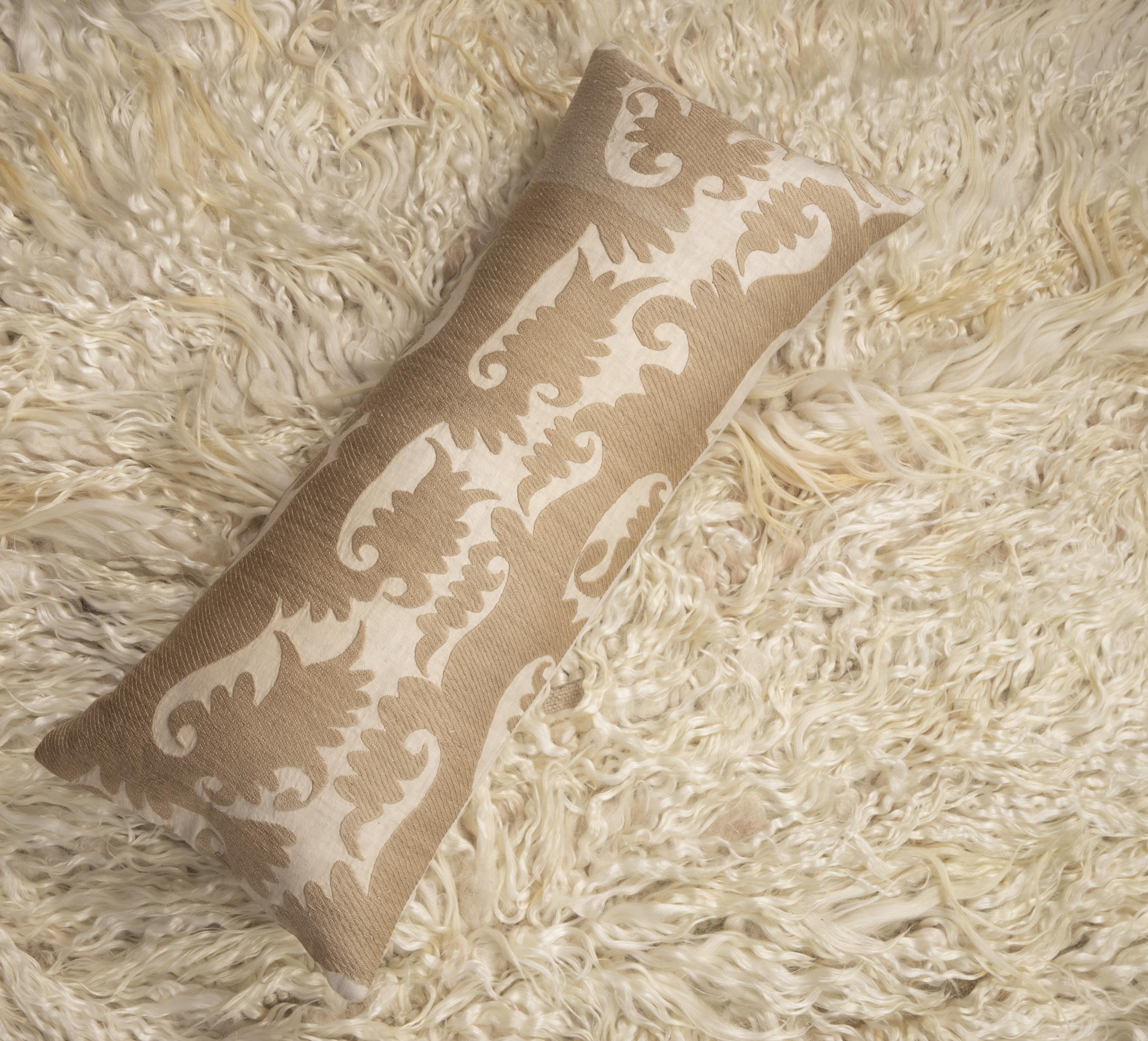 Funda de almohada Suzani, fabricada a partir de un Suzani uzbeko de mediados del siglo XX en venta 1