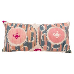 Funda de almohada Suzani, hecha a partir de un Suzani uzbeko de mediados del siglo XX