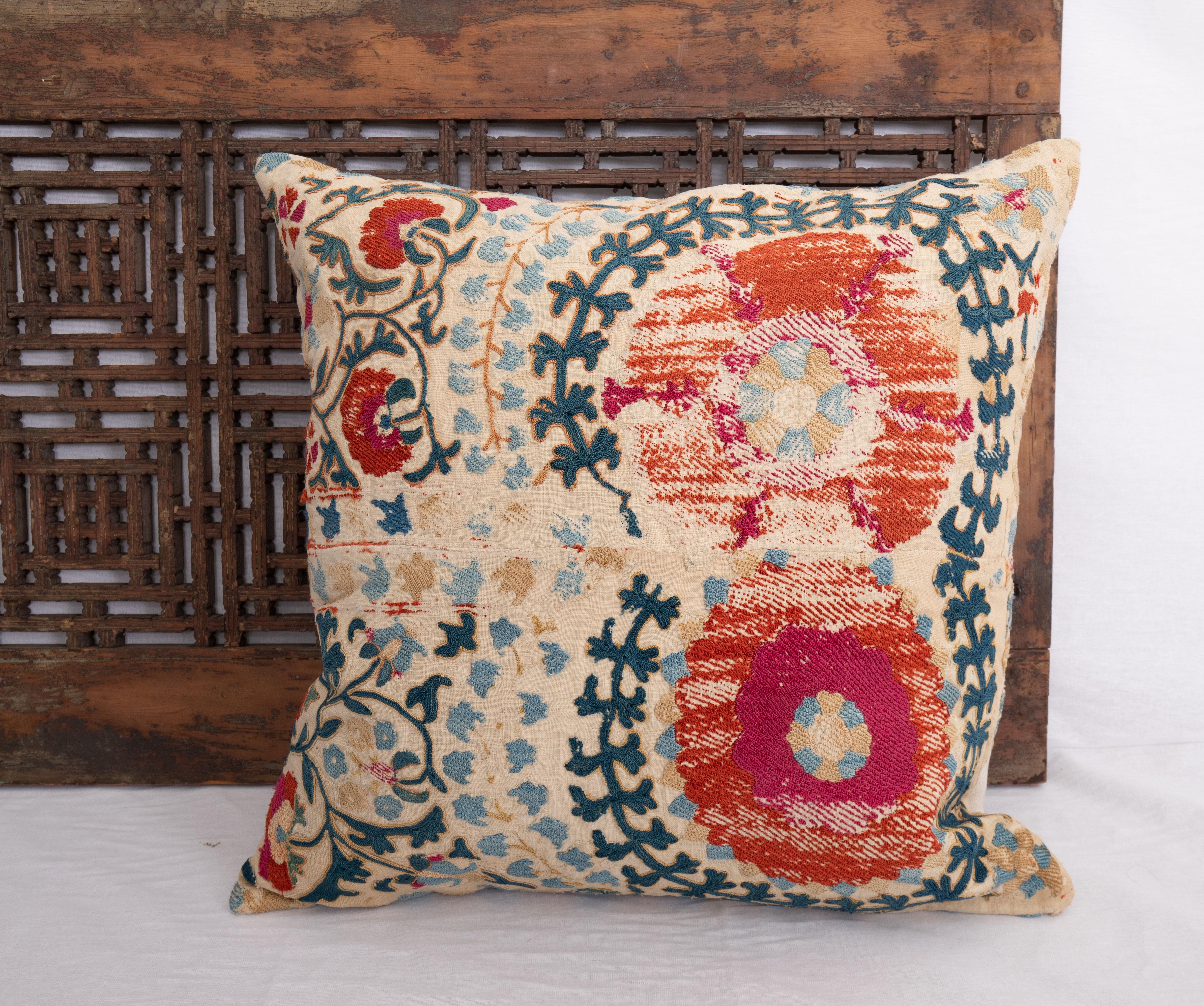 XIXe siècle Étui d'oreillers Suzani fabriqué à partir d'un fragment Suzani ancien, 19ème siècle en vente