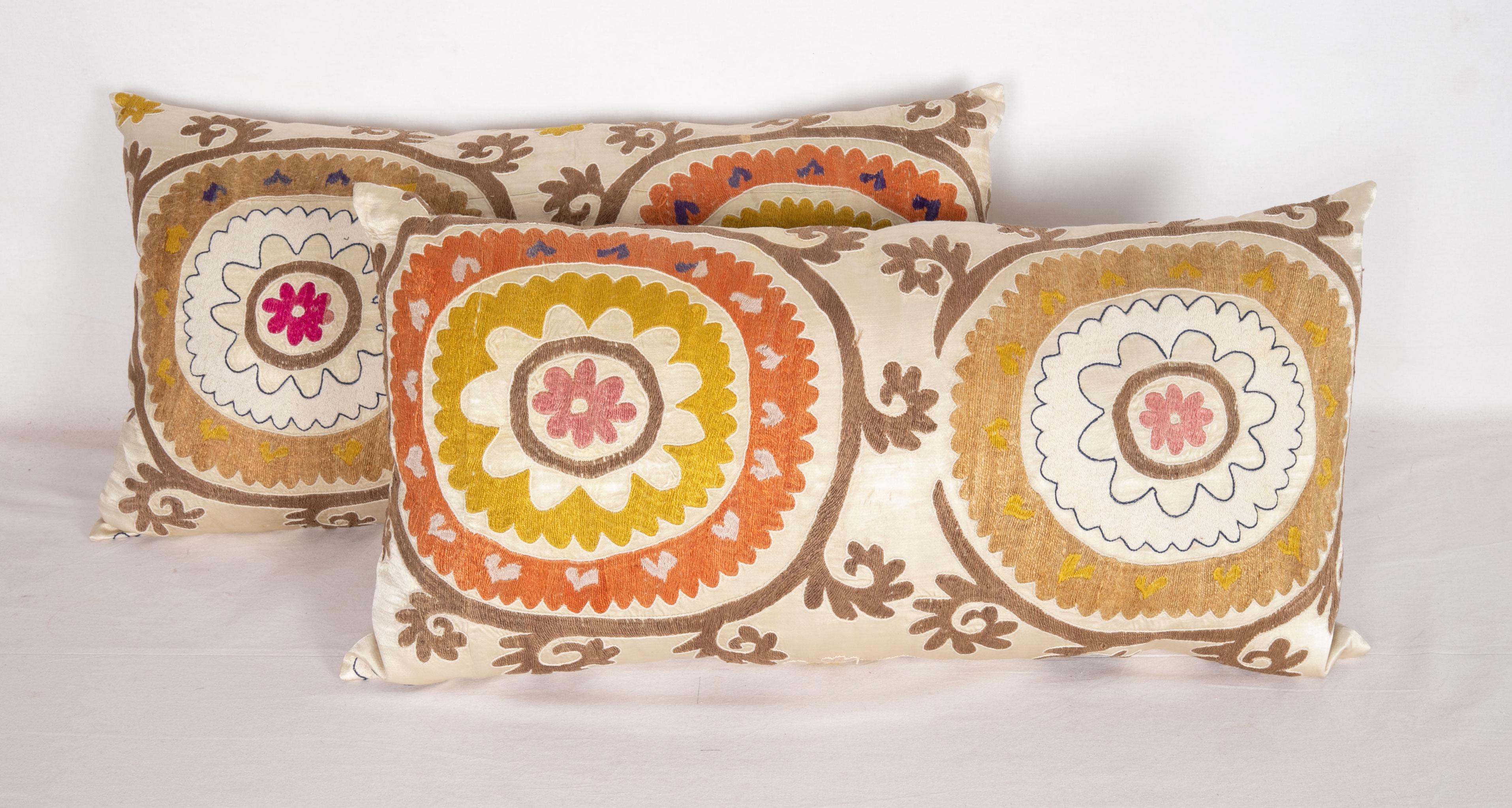 Ouzbek Boîtes d'oreillers Suzani façonnées à partir d'une Suzani ouzbeke du milieu du 20e siècle en vente