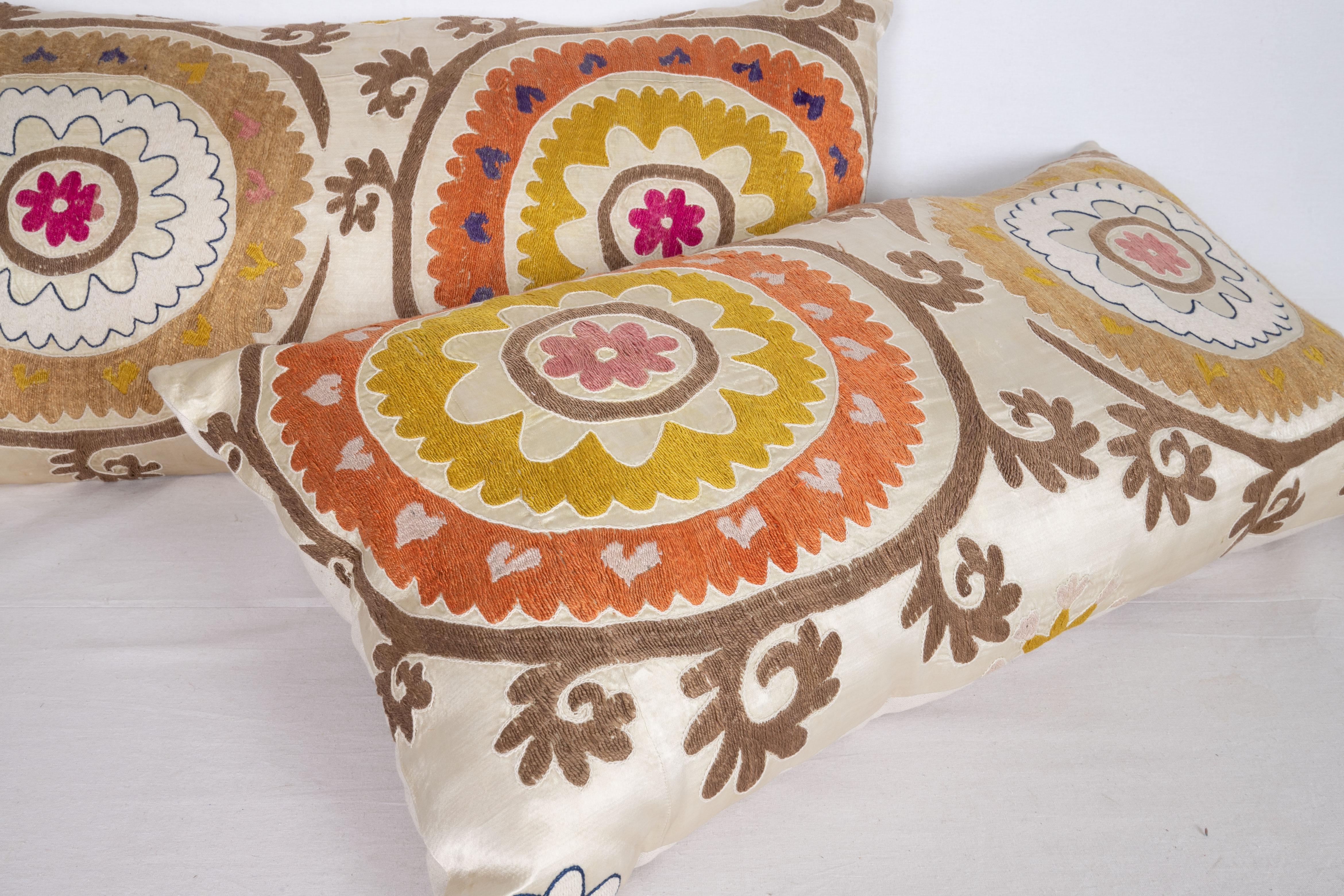 Brodé Boîtes d'oreillers Suzani façonnées à partir d'une Suzani ouzbeke du milieu du 20e siècle en vente