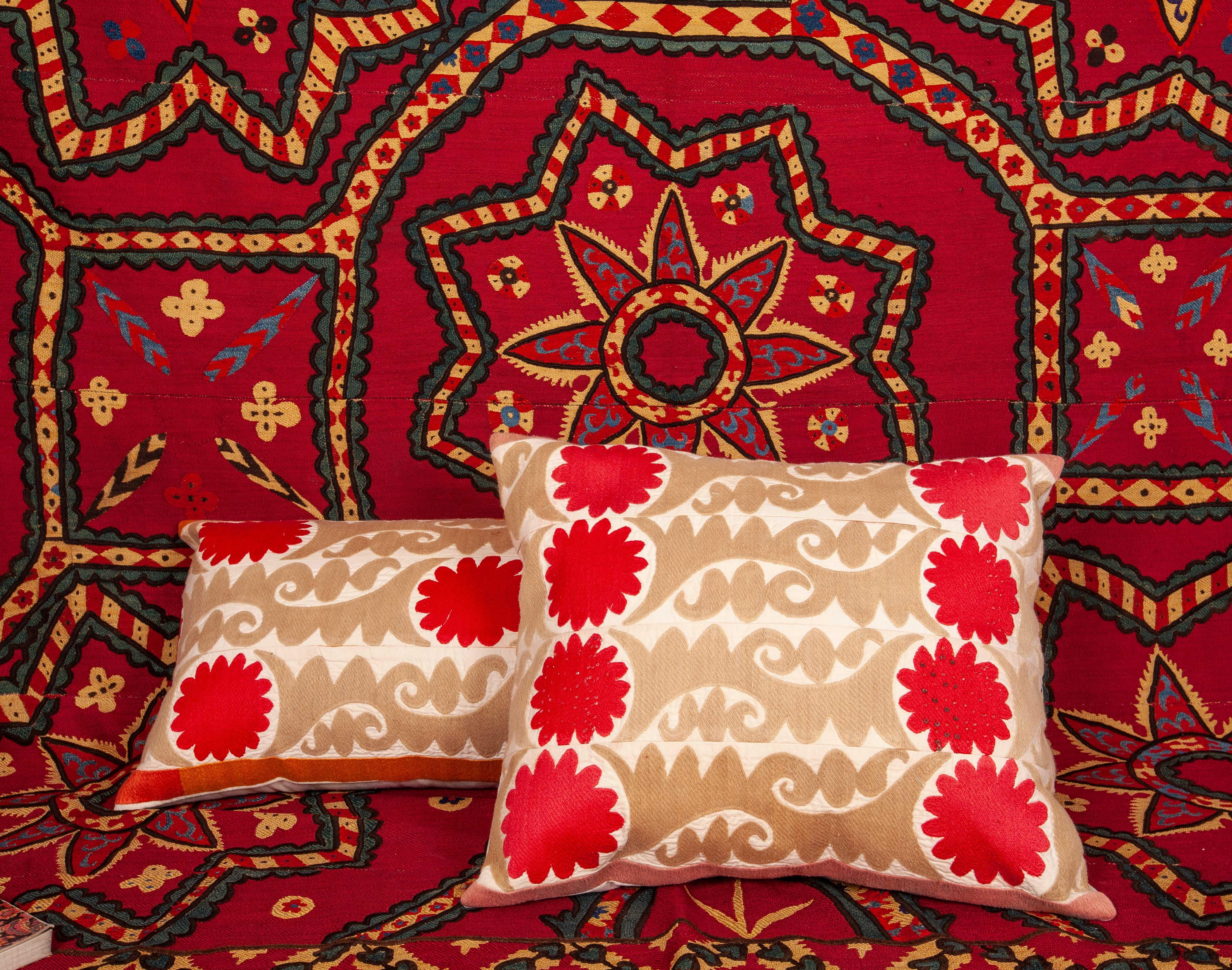 Taies d'oreiller Suzani fabriquées à partir d'un Suzani ouzbek vintage en vente 1