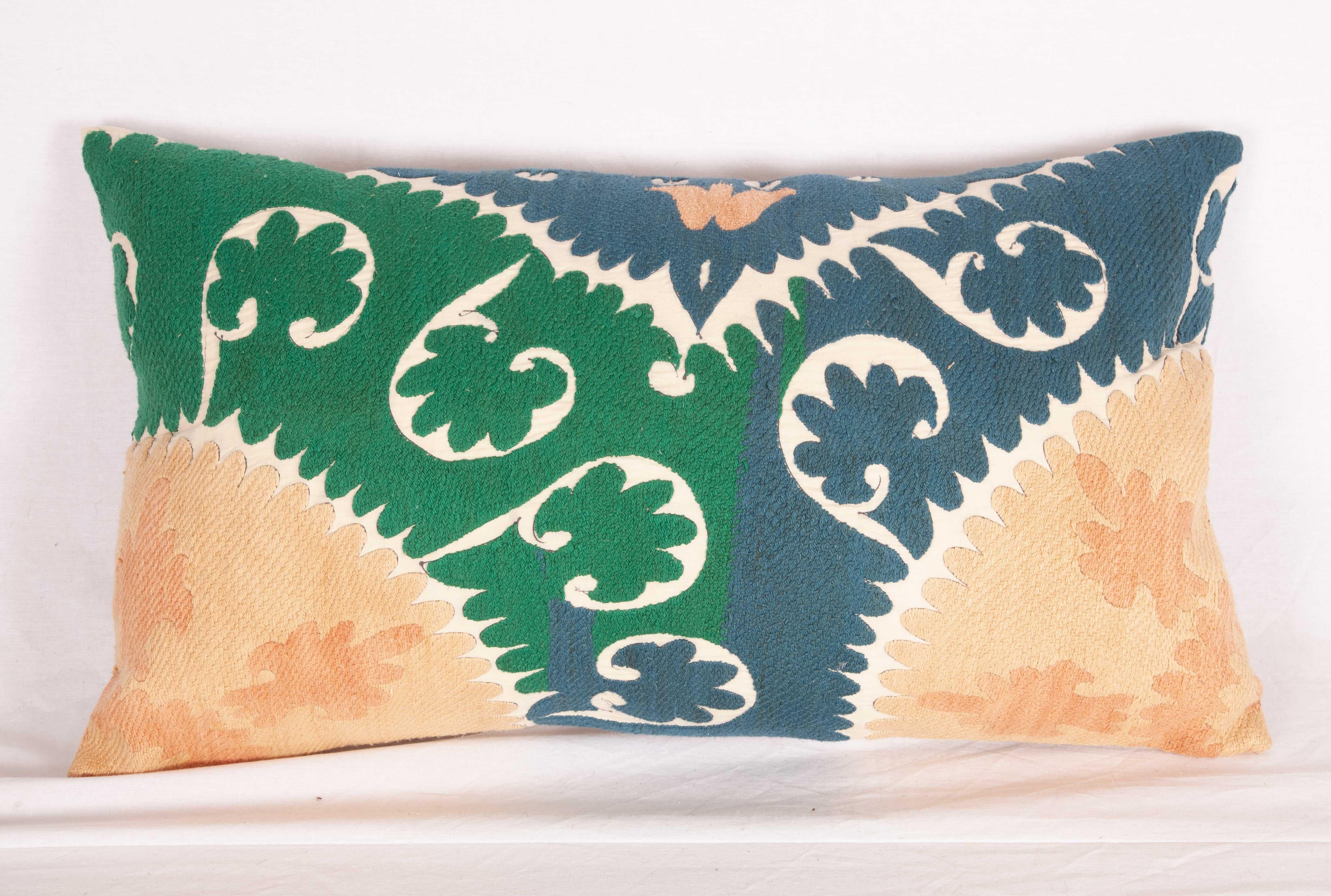 Brodé Boîtes d'oreillers Suzani fabriquées à partir d'une Suzani ouzbeke vintage, années 1960 en vente