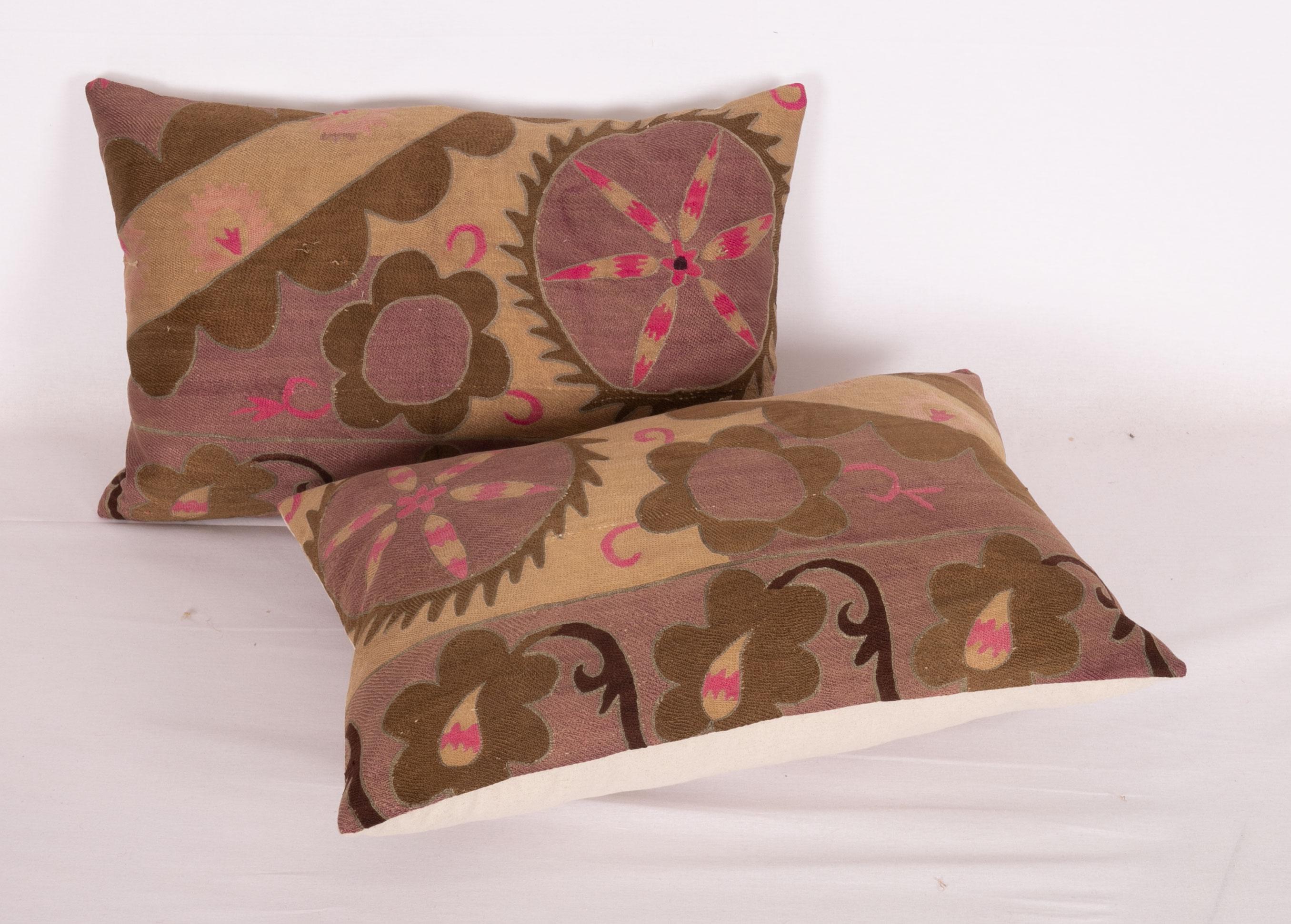 Brodé Boîtes d'oreillers Suzani fabriquées à partir d'un Suzani de Tashkent du début du XXe siècle en vente