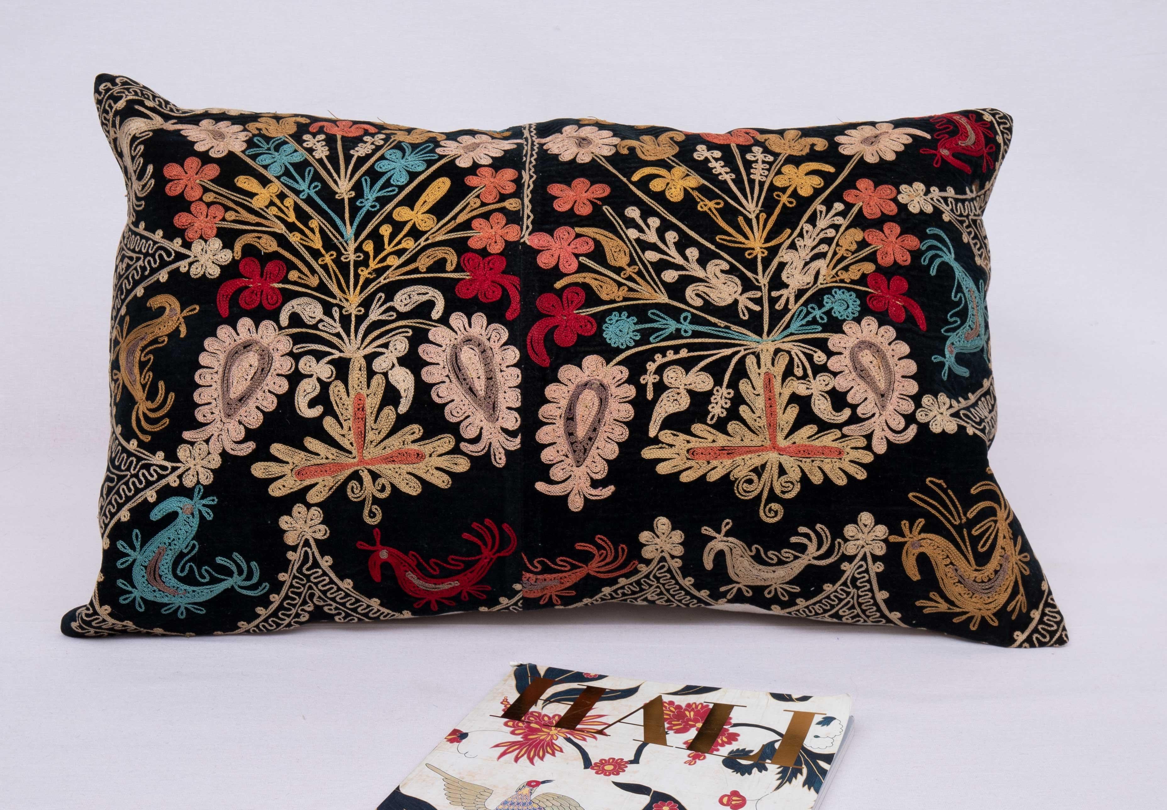 Ouzbek Couvercle d'oreiller Suzani fabriqué à partir d'un velours vintage en vente