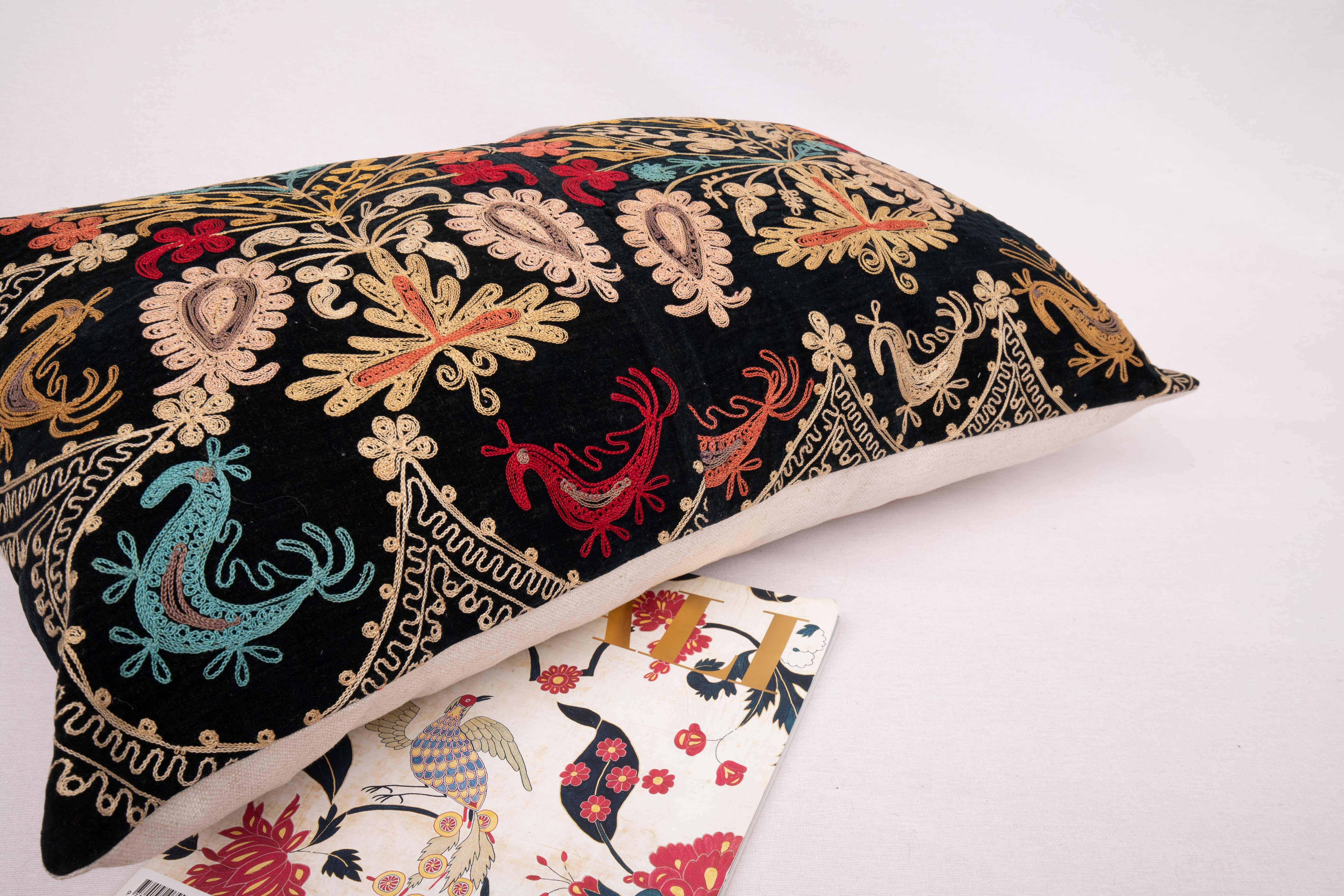 20ième siècle Couvercle d'oreiller Suzani fabriqué à partir d'un velours vintage en vente