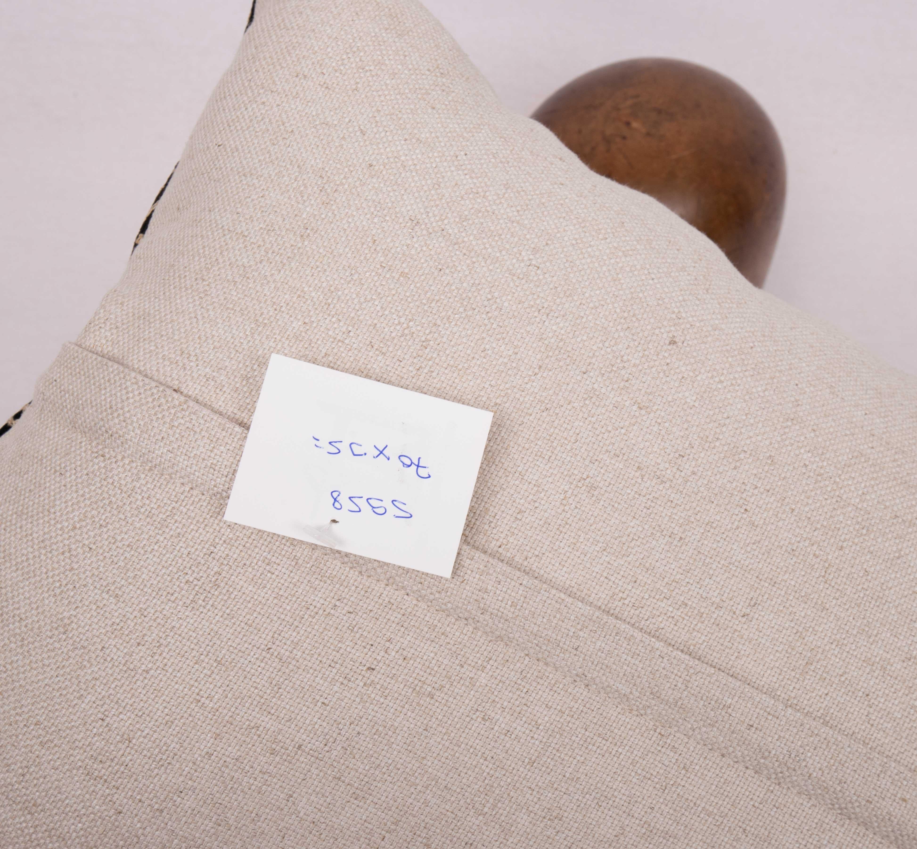 20ième siècle Couvercle d'oreiller Suzani fabriqué à partir d'un velours vintage en vente