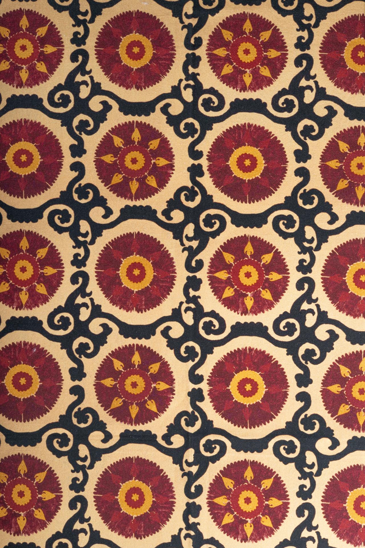 Ajoutez une touche de charme à vos repas avec notre nappe en coton Suzani imprimée unique. Mesurant 250x150 cm, cette nappe présente des motifs complexes et vibrants qui célèbrent la beauté du design traditionnel Suzani. Ce design vibrant apporte de
