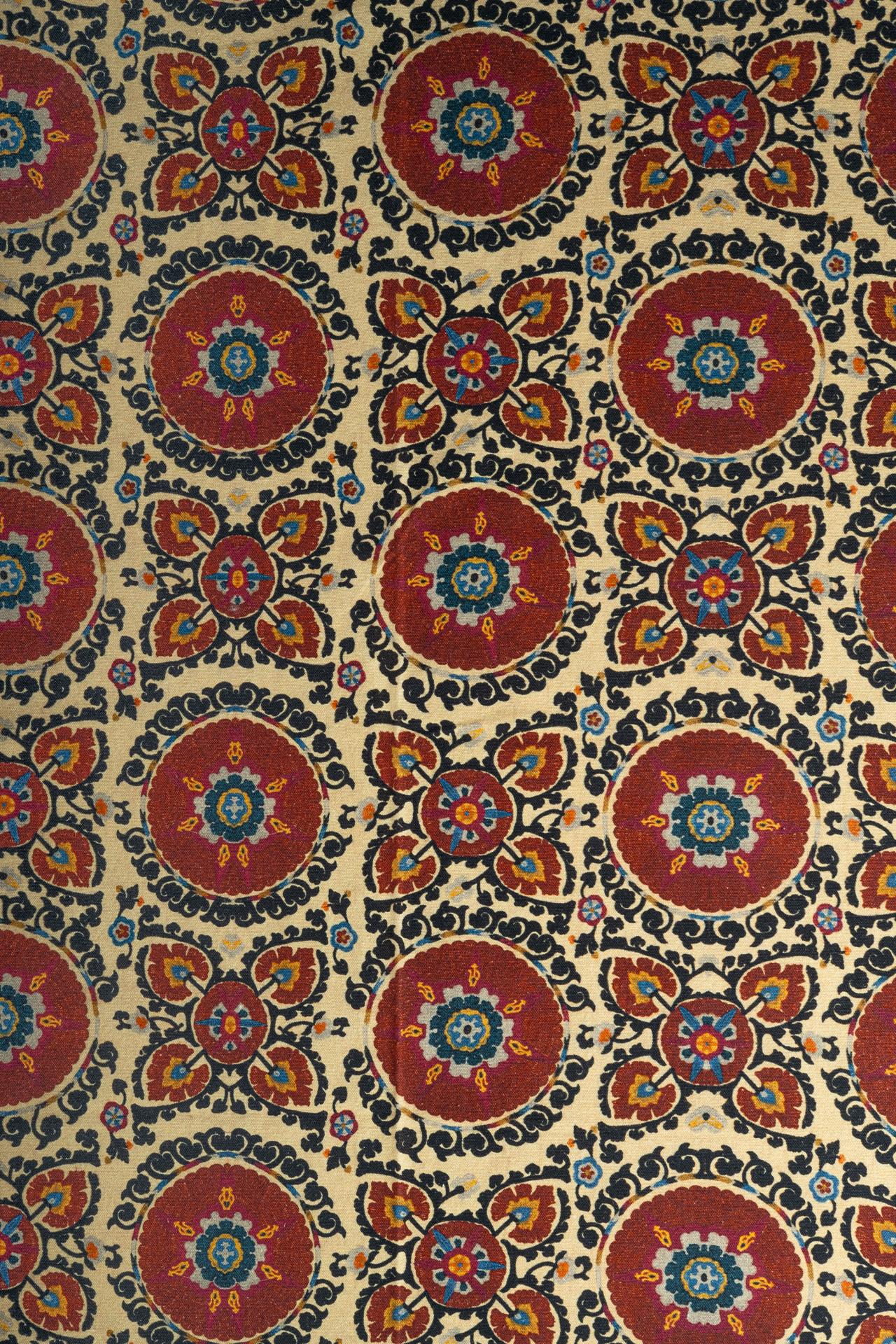Aggiungi un tocco di charme alla tua esperienza culinaria con la nostra esclusiva tovaglia di cotone Suzani stampata. Con una misura di 250x150 cm, questa tovaglia presenta intricati e vivaci disegni che celebrano la bellezza del design tradizionale