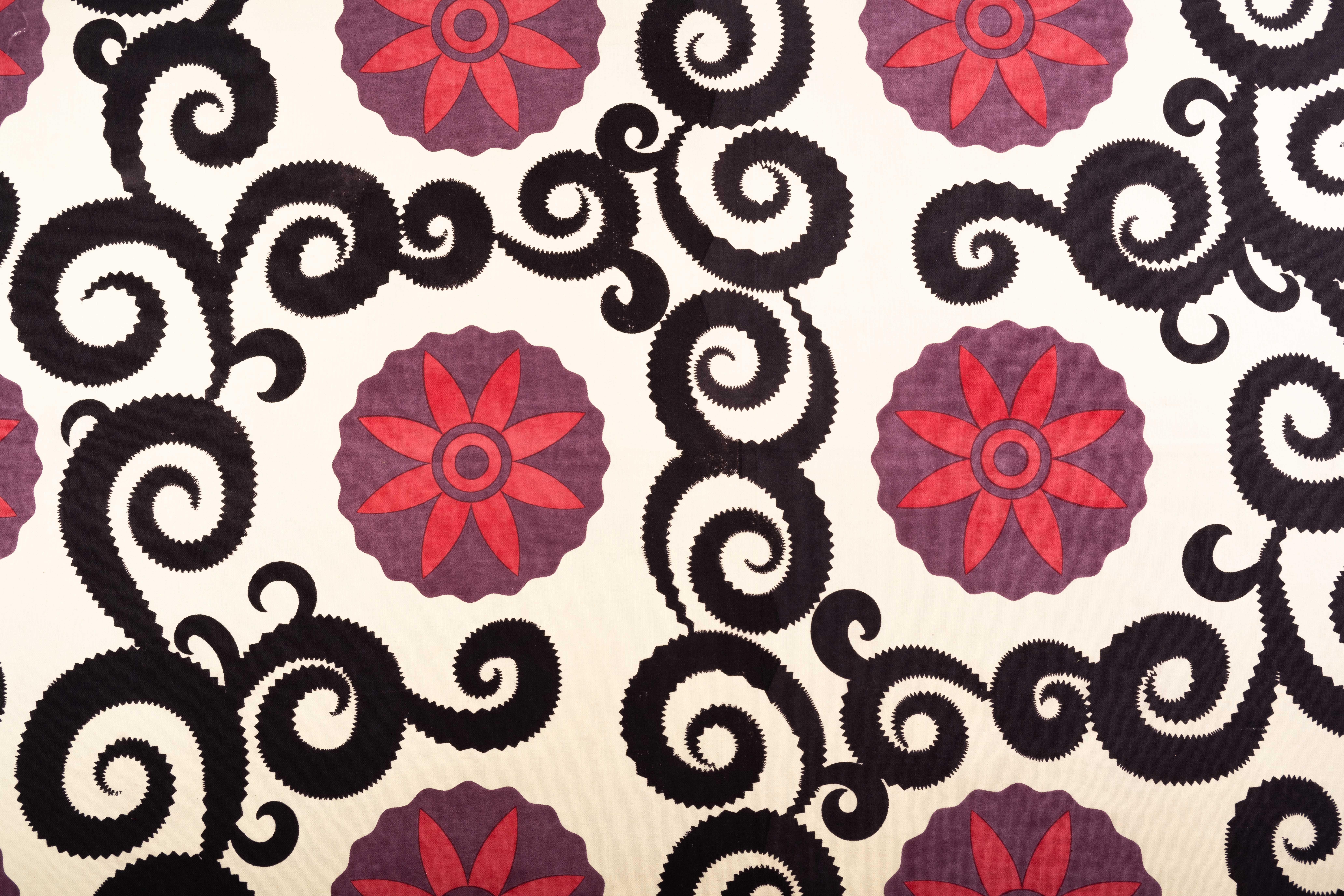 Aggiungi un tocco di charme alla tua esperienza culinaria con la nostra esclusiva tovaglia di cotone Suzani stampata. Con una misura di 250x150 cm, questa tovaglia presenta intricati e vivaci disegni che celebrano la bellezza del design tradizionale