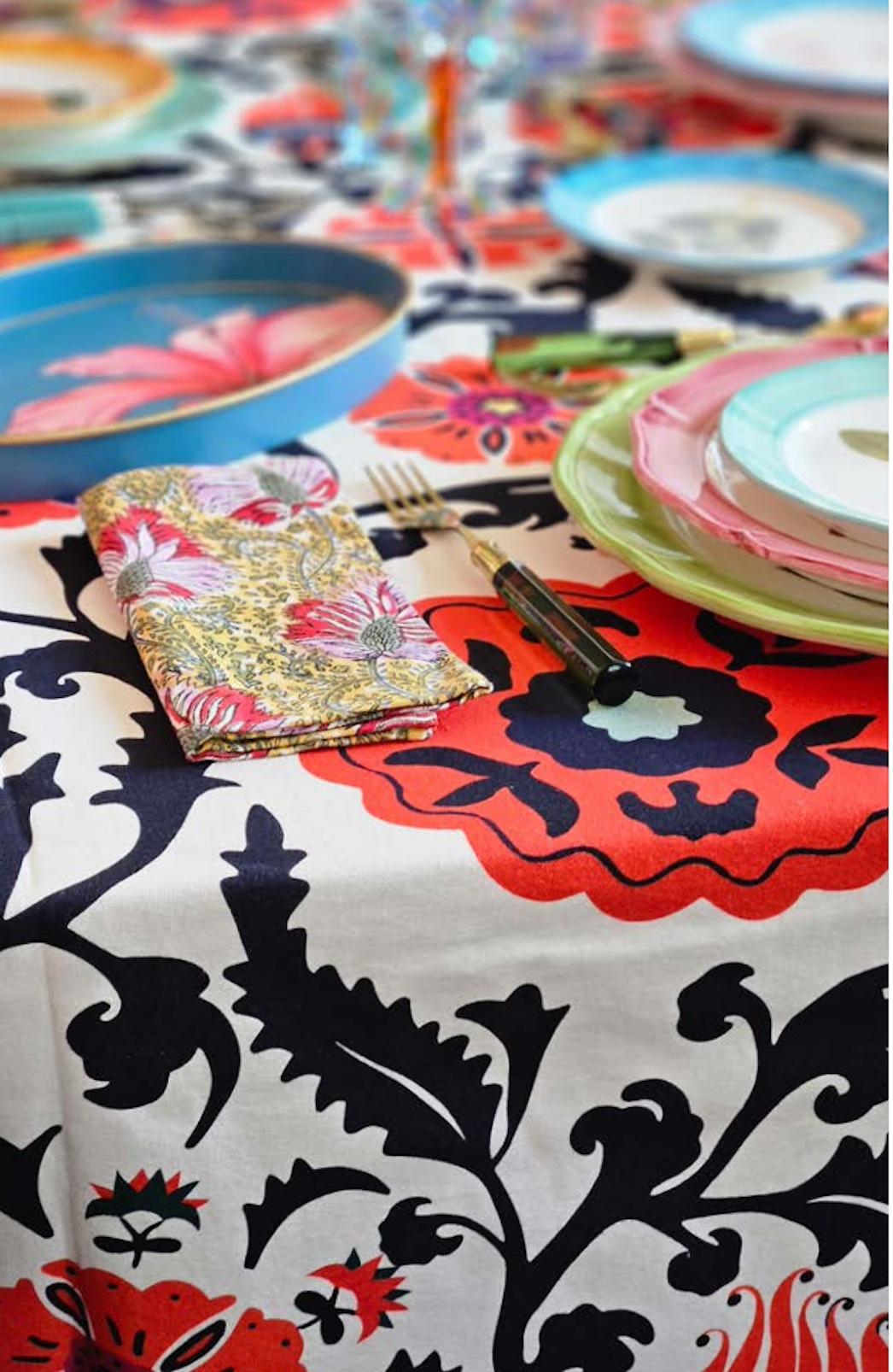 Aggiungi un tocco di charme alla tua esperienza culinaria con la nostra esclusiva tovaglia di cotone Suzani stampata. Con una misura di 250x150 cm, questa tovaglia presenta intricati e vivaci disegni che celebrano la bellezza del design tradizionale