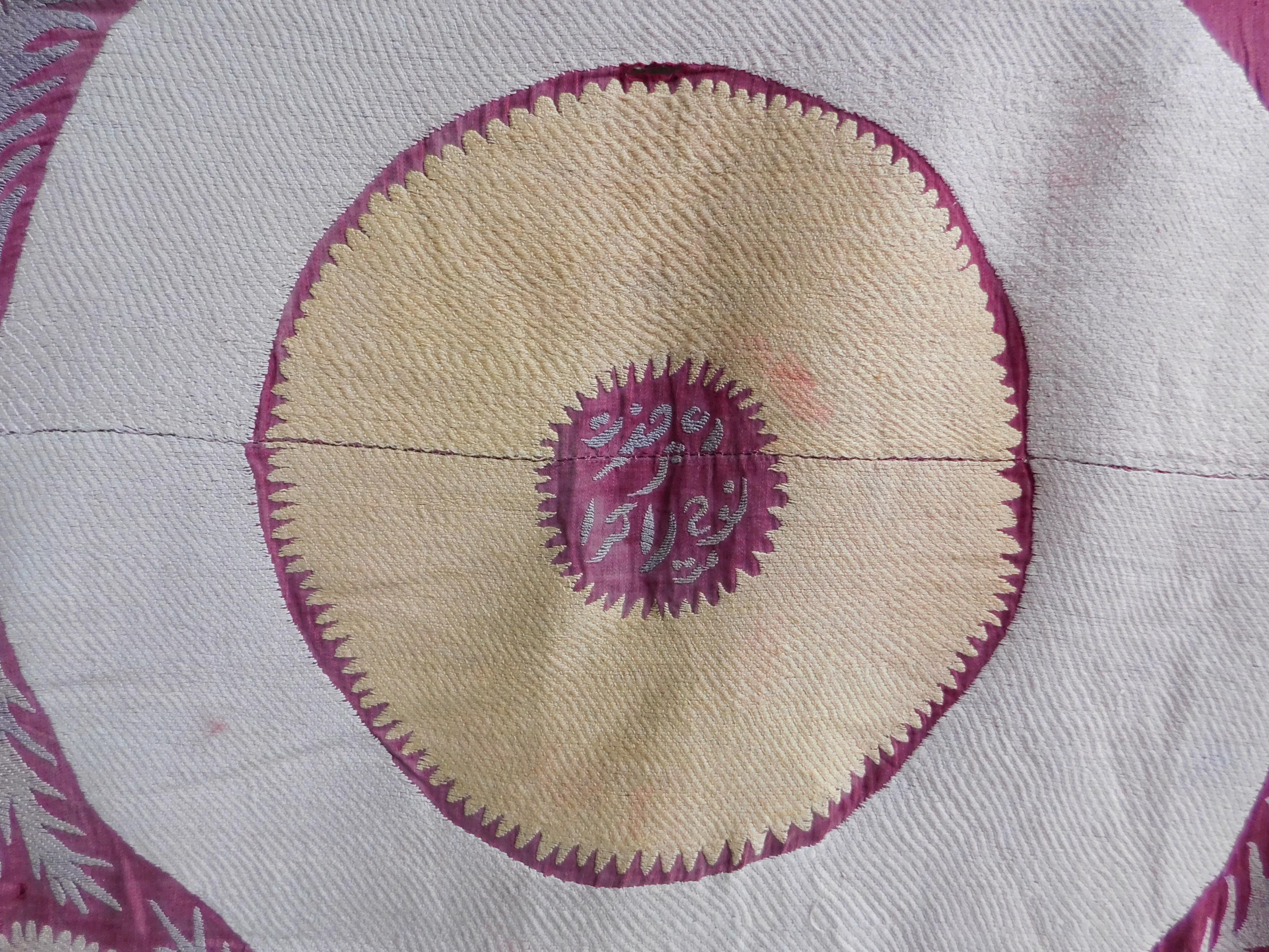  Suzani Samerand Wall Hanging Tapestry Raspberry, Peach and Lavender Embroidery im Angebot 3