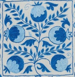 Funda de Cojín de Seda Bordada a Mano con Textil Suzani en Azul Claro y Marfil