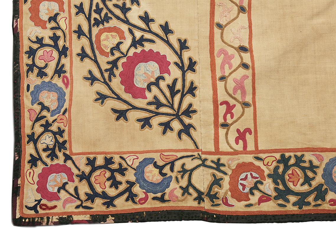 Textil Suzani Antiguo - Diseño de Arco de Oración
Origen: Asia Central (probablemente Uzbekistán)
Dimensiones: Aprox. siglo XIX
Este exquisito tejido antiguo suzani muestra una rara y elegante composición de arco de oración (mihrab), un formato