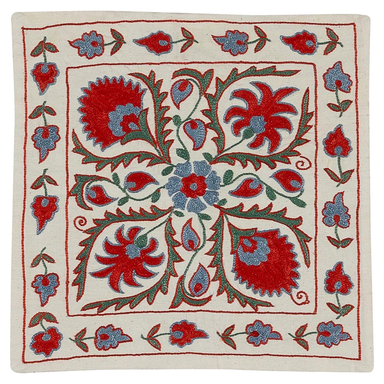 Cuscino da lancio Suzani, copricuscino con ricamo in seta nei colori crema, blu, verde e rosso
