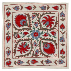 Cuscino da lancio Suzani, copricuscino con ricamo in seta nei colori crema, blu, verde e rosso