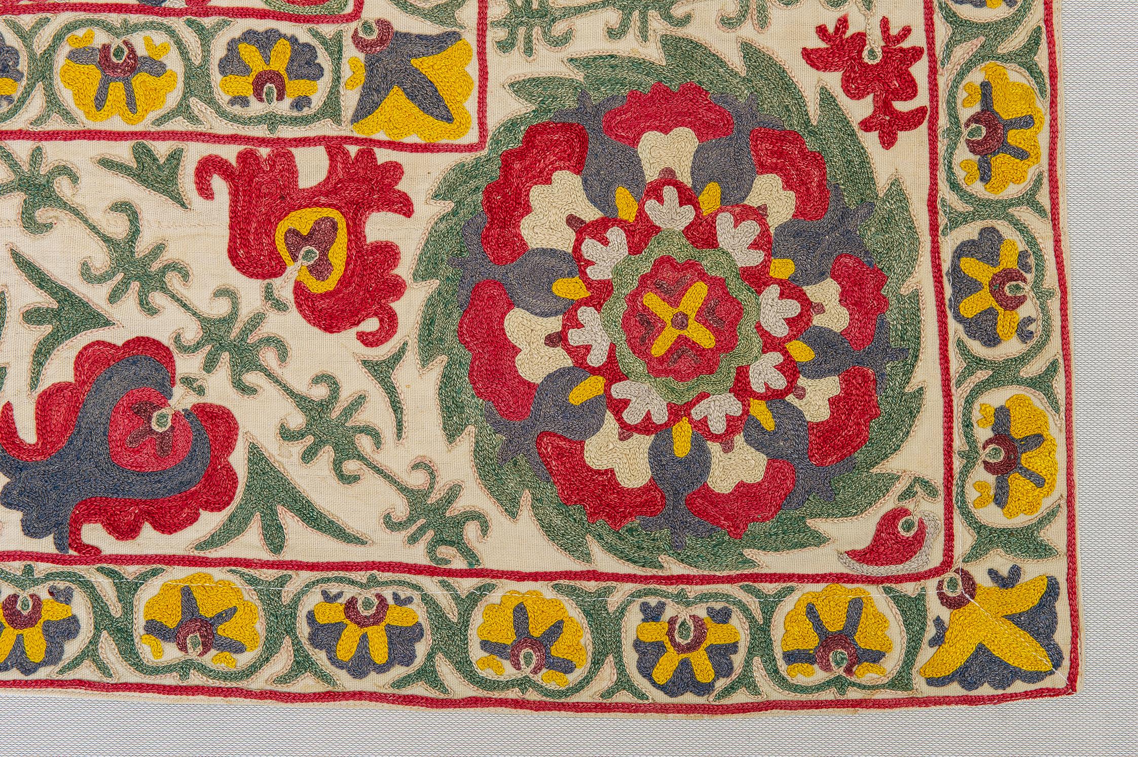 Suzani Turkoman Embroidery in Little Size In Excellent Condition For Sale In Alessandria, Piemonte