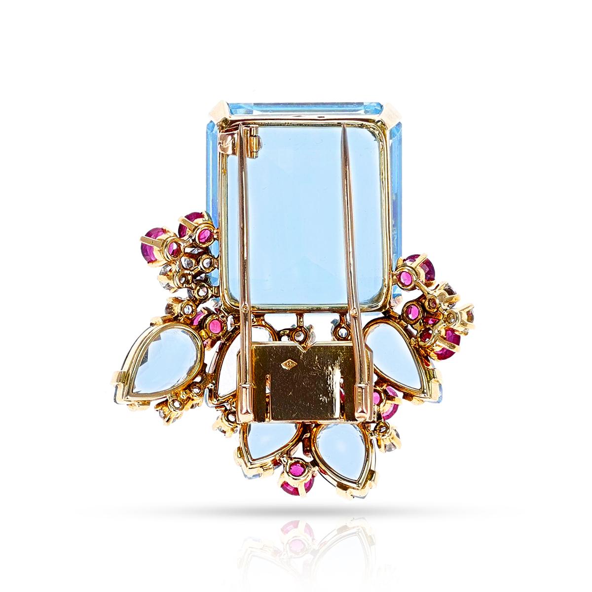  Broche Suzanne Belperron de aguamarina, rubí y diamantes, de oro de 18 quilates, hacia 1955-1969. La gran aguamarina talla esmeralda pesa aprox. 52,25 quilates, las aguamarinas en forma de pera pesan aprox. 7,35 quilates y los rubíes pesan aprox.