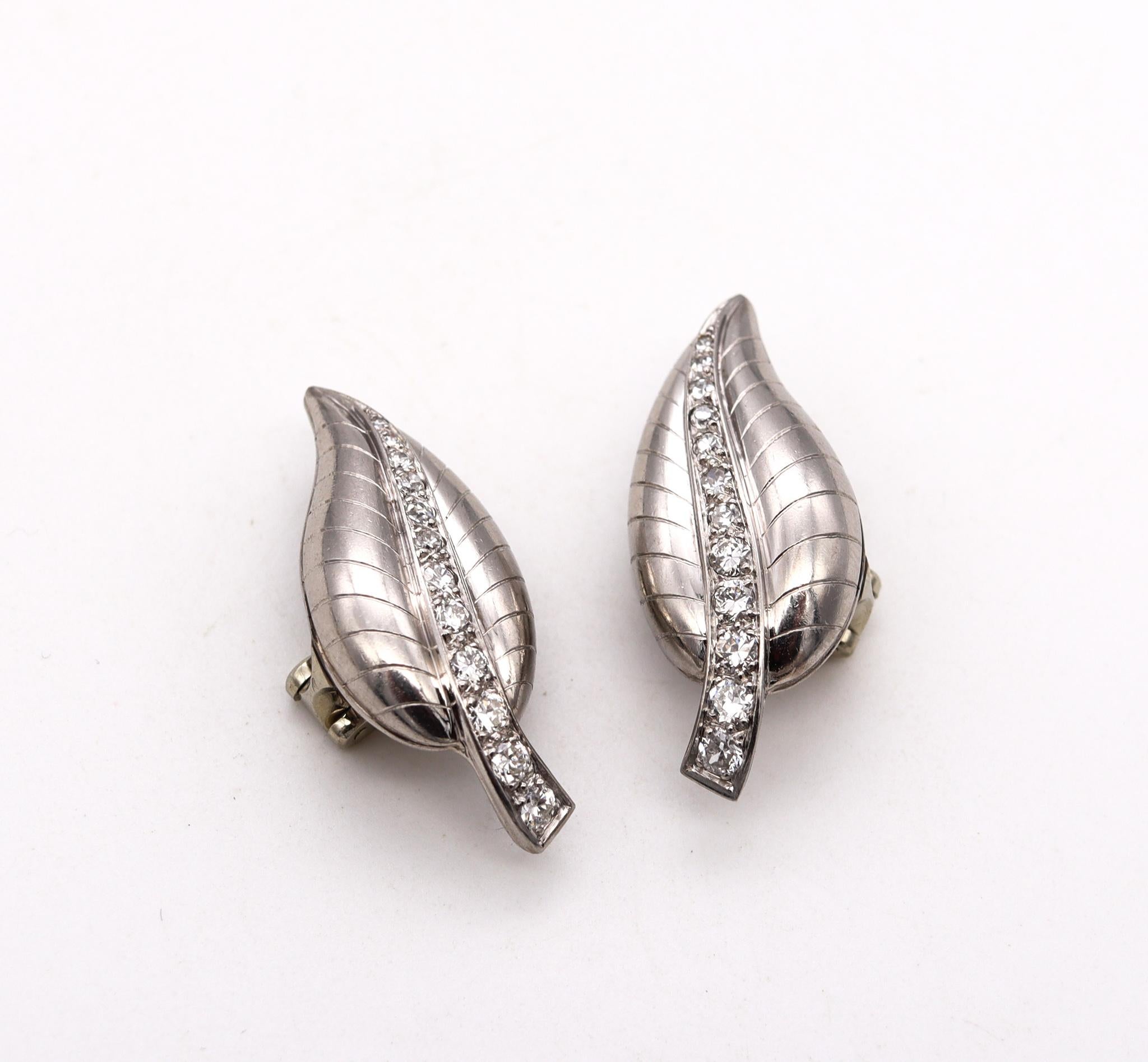 French late deco diamonds clips-earrings designed by Suzanne Belperron (Attr.).

Beautiful and elegant pieces, created in Paris France during the postwar period, back in the 1950's. These gorgeous pair of clips earrings has been carefully crafted