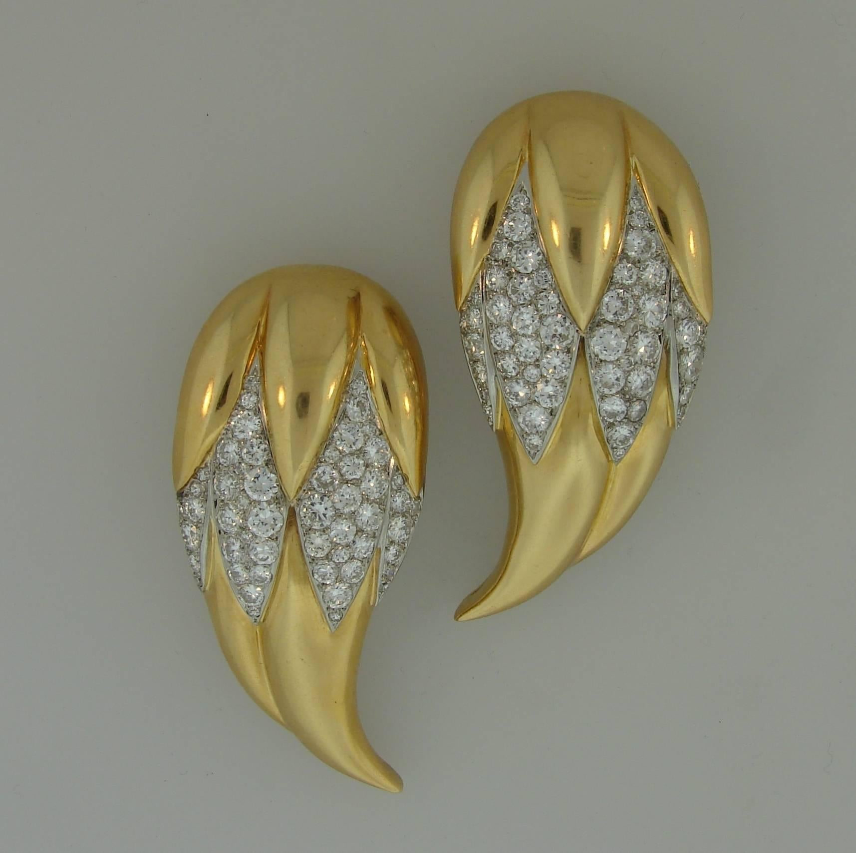 A pair of magnificent double clips designed by Suzanne Belperron and manufactured by company B. Herz in Paris between 1932 and 1940. The piece comes with an authentication certificate from Belperron LLC (see picture 10). 
The brooches are made of 18