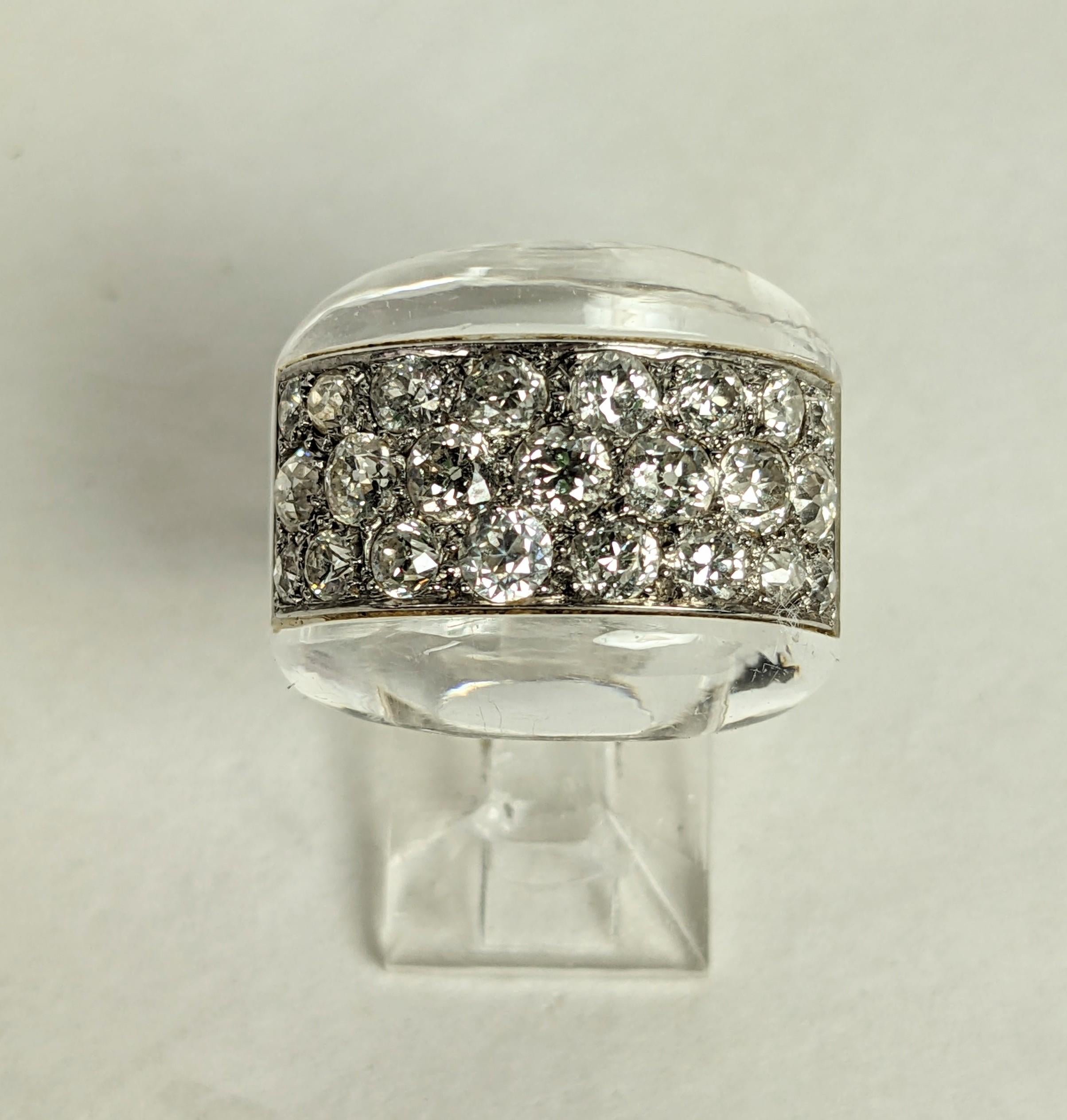 Eleganter und seltener Suzanne Belperron Ring aus Bergkristall und Diamanten aus den 1930er Jahren. Ikonisches Design aus handgeschliffenem Bergkristall in Bombenform mit einem eingefügten Paneel aus glänzenden, gepflasterten Diamanten. Das