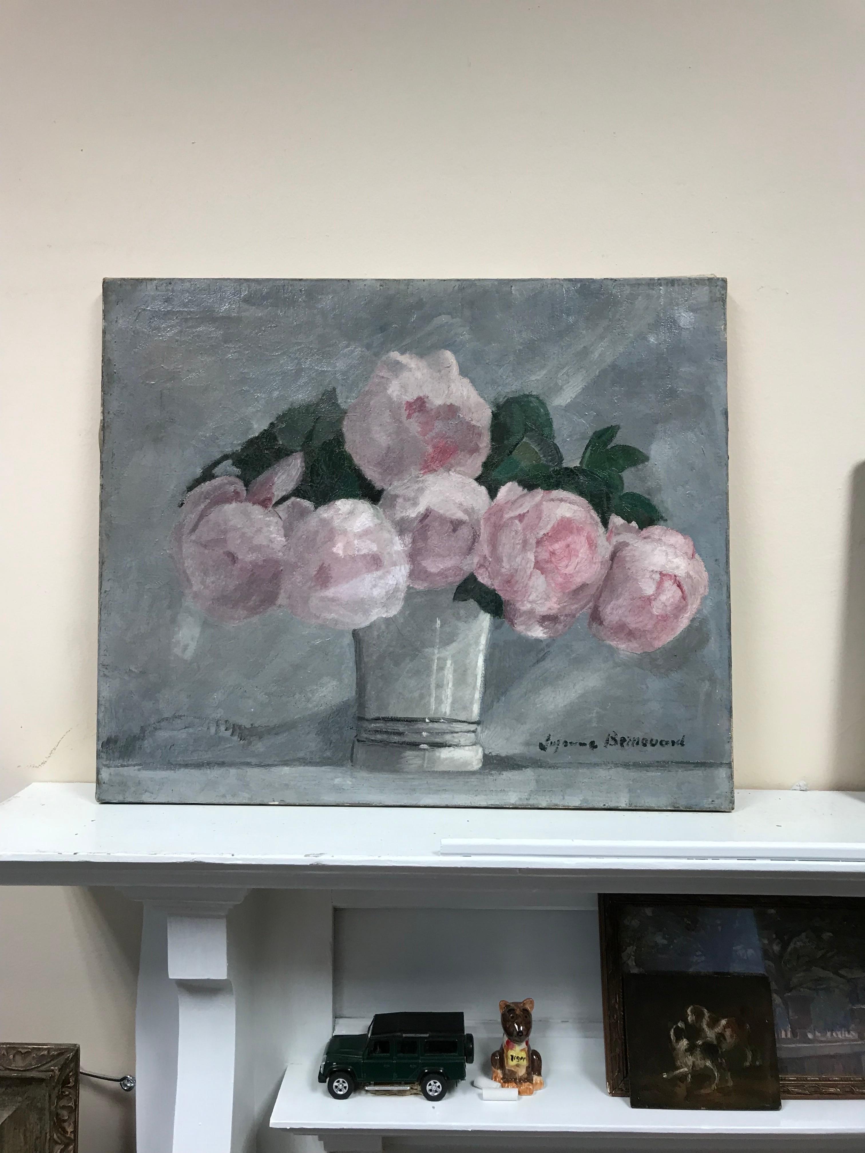 Olio impressionista francese del 1920 firmato Peonie in vaso, colori tenui grigio-rosa - Painting di Suzanne Bernouard