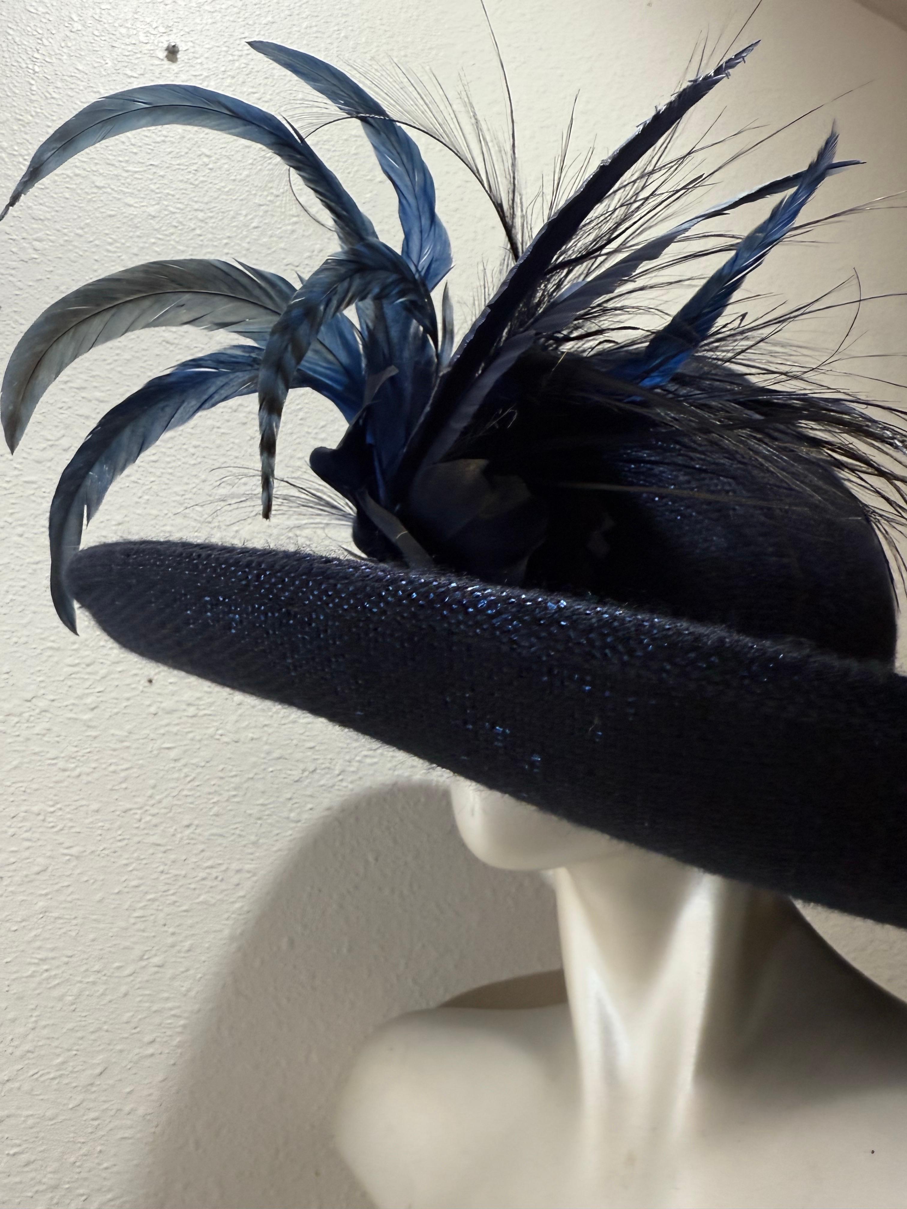 Suzanne Couture Millinery Fedora in tessuto lurex blu cobalto con piume stravaganti in vendita 6