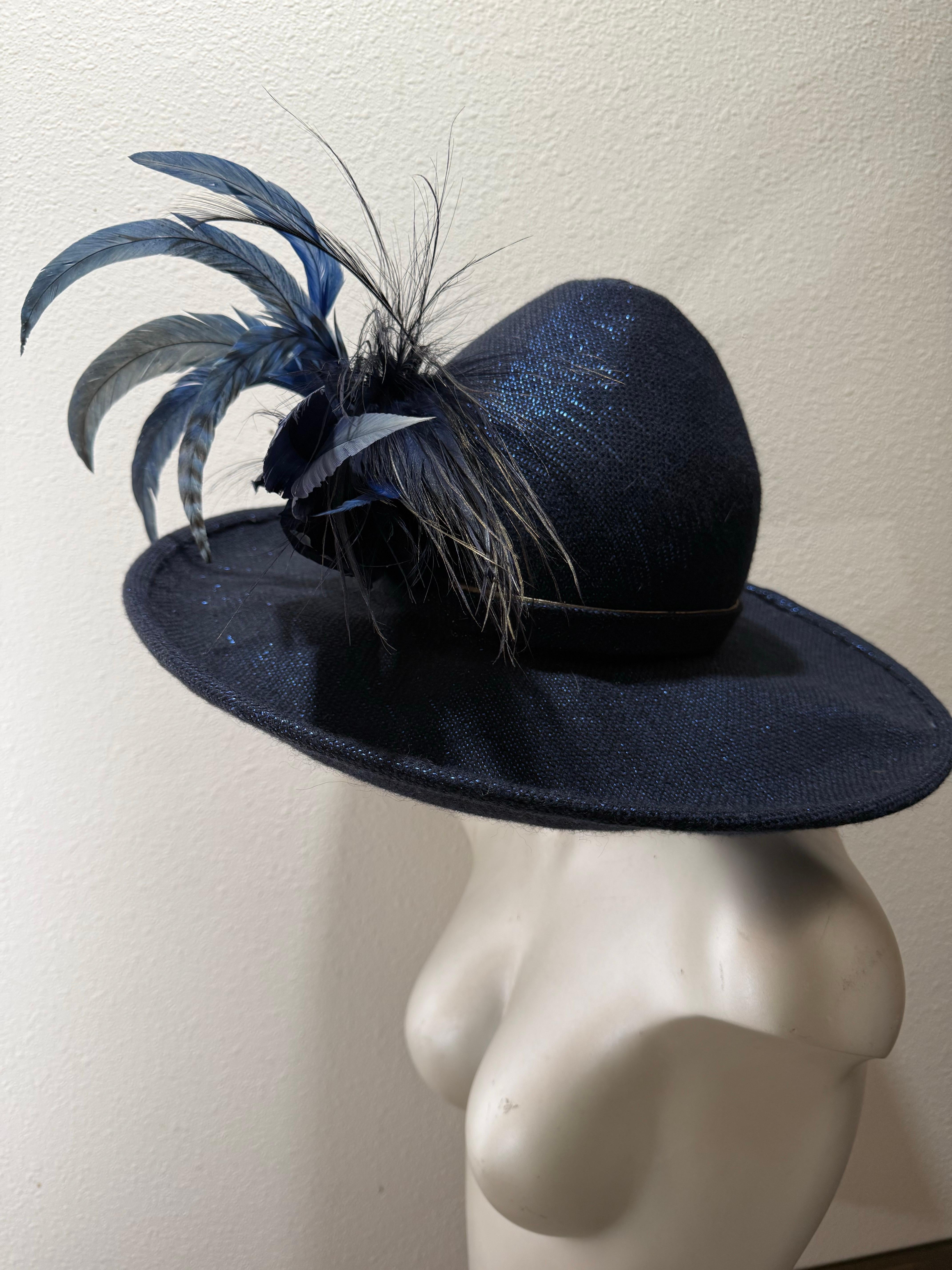 Suzanne Couture Millinery Fedora in tessuto lurex blu cobalto con piume stravaganti in vendita 7
