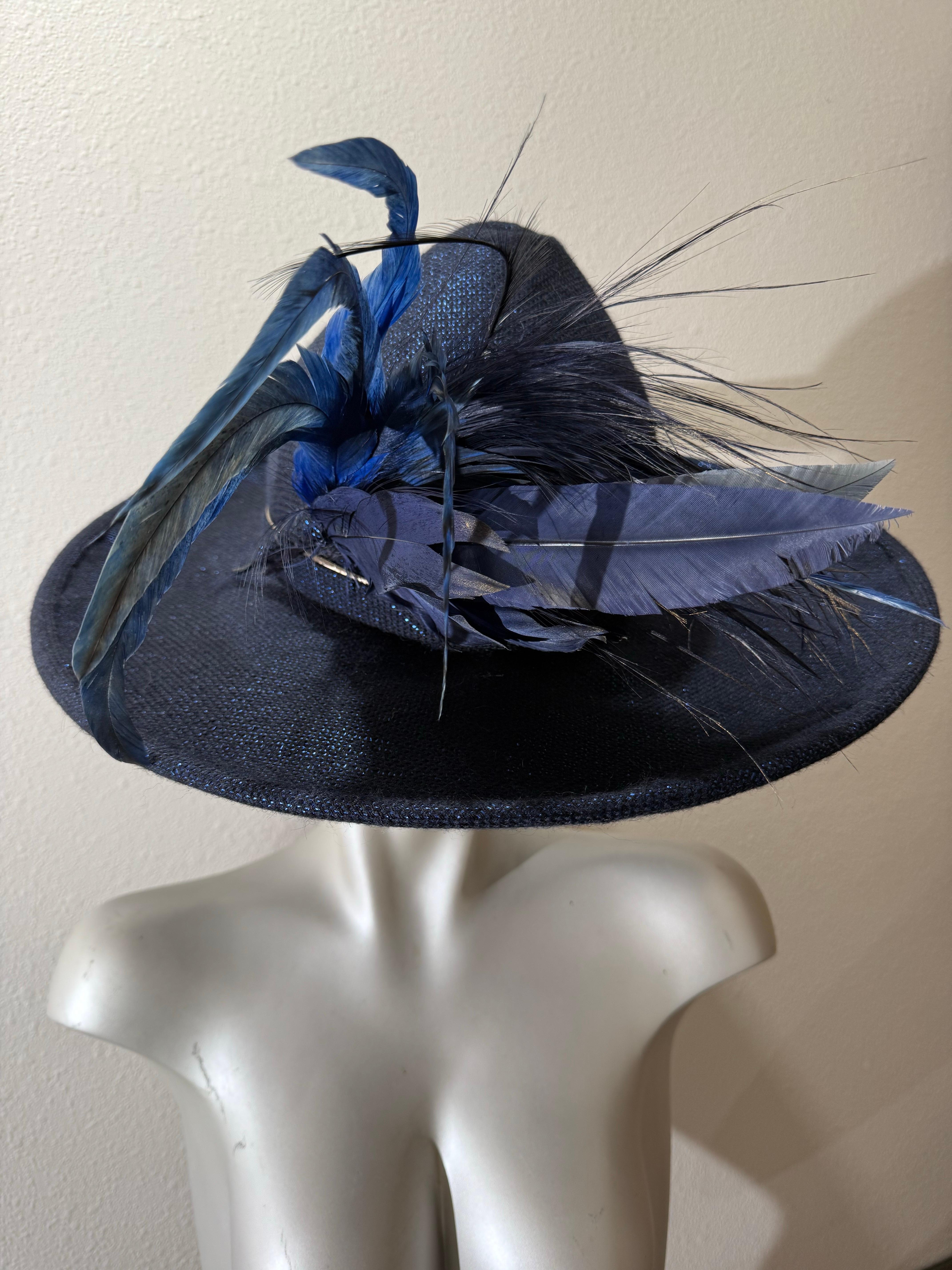Suzanne Couture Millinery Fedora in tessuto lurex blu cobalto con piume stravaganti in vendita 8