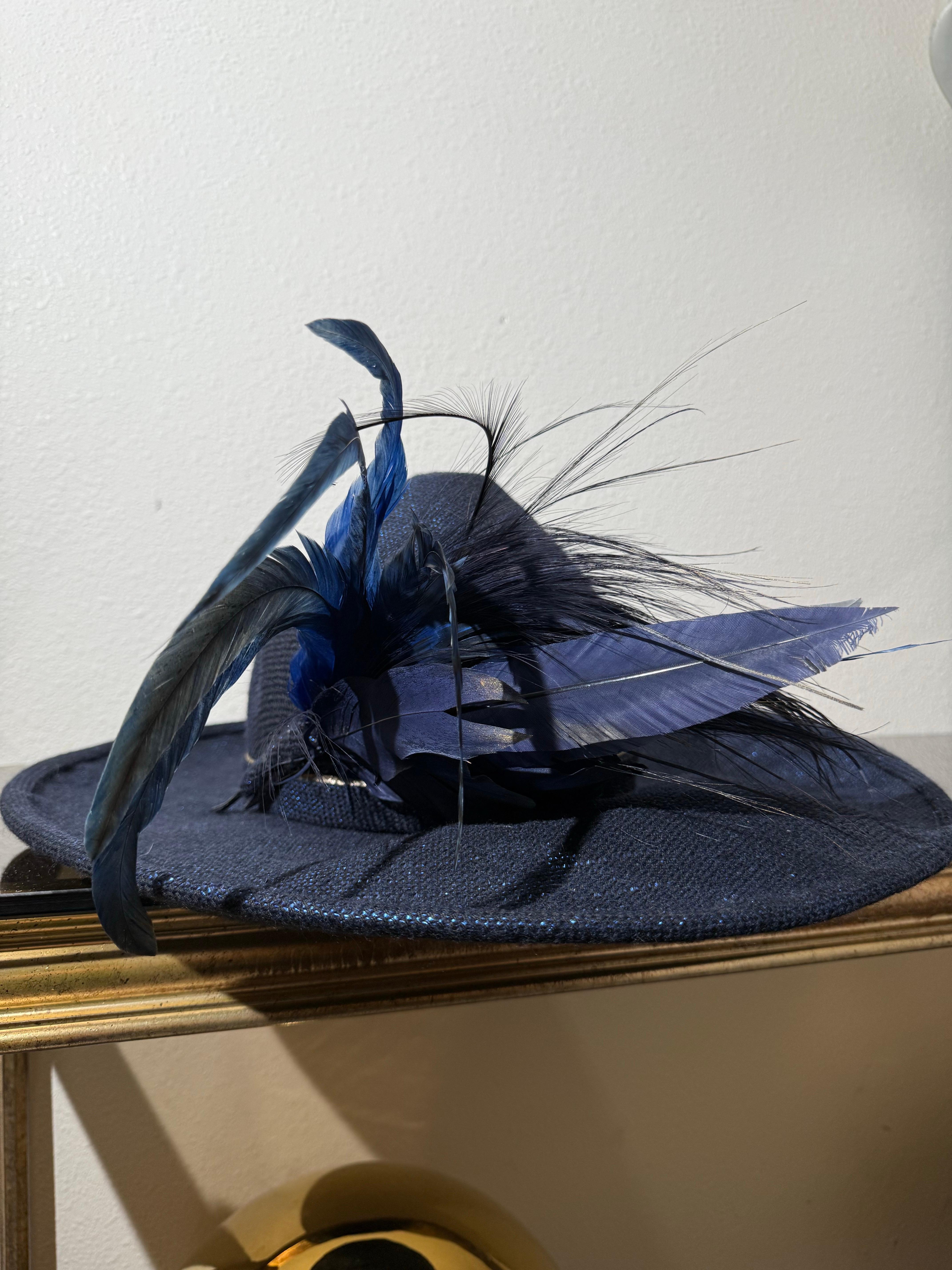 Suzanne Couture Millinery Fedora in tessuto lurex blu cobalto con piume stravaganti in vendita 9
