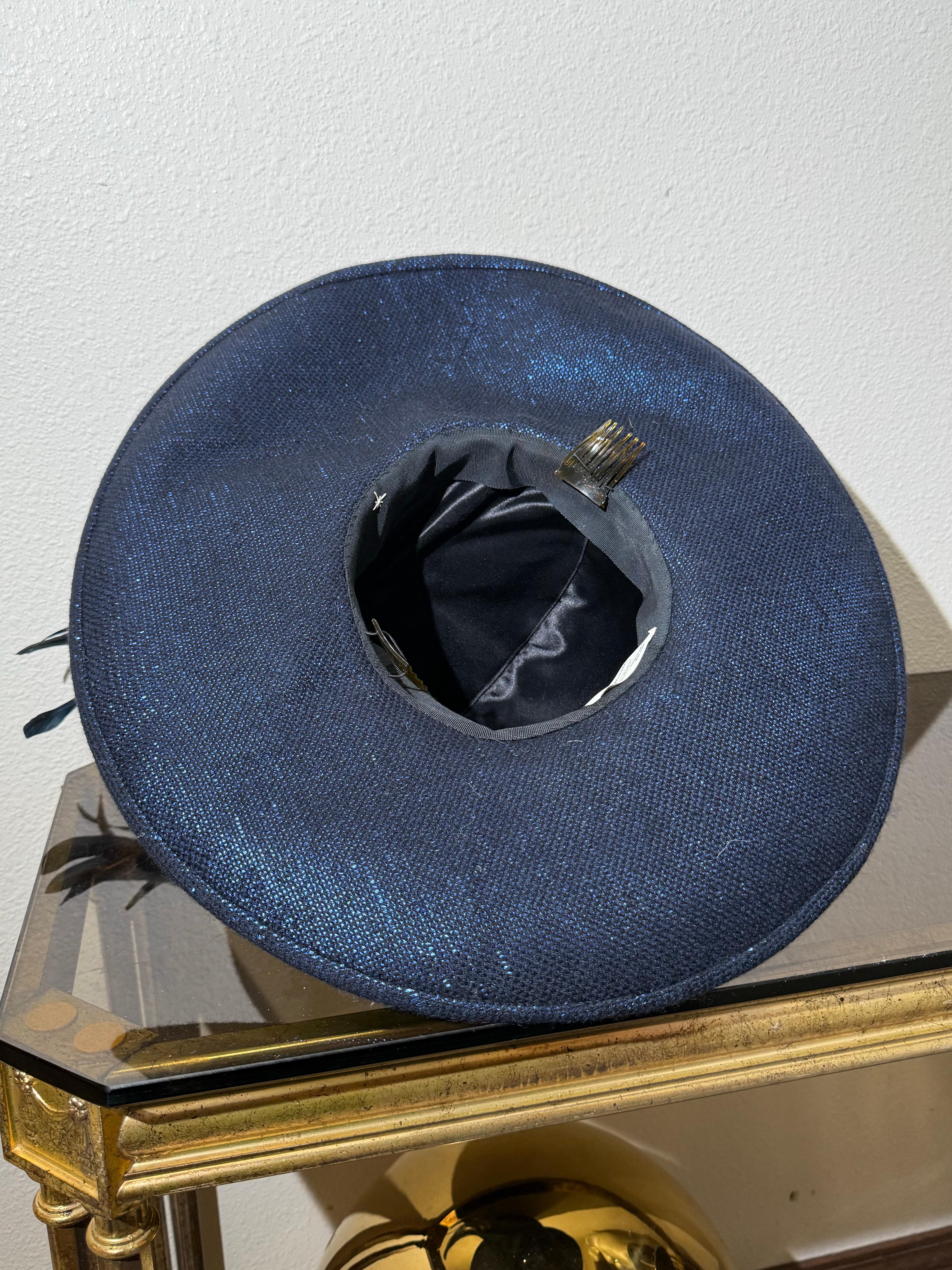 Suzanne Couture Millinery Fedora in tessuto lurex blu cobalto con piume stravaganti in vendita 10