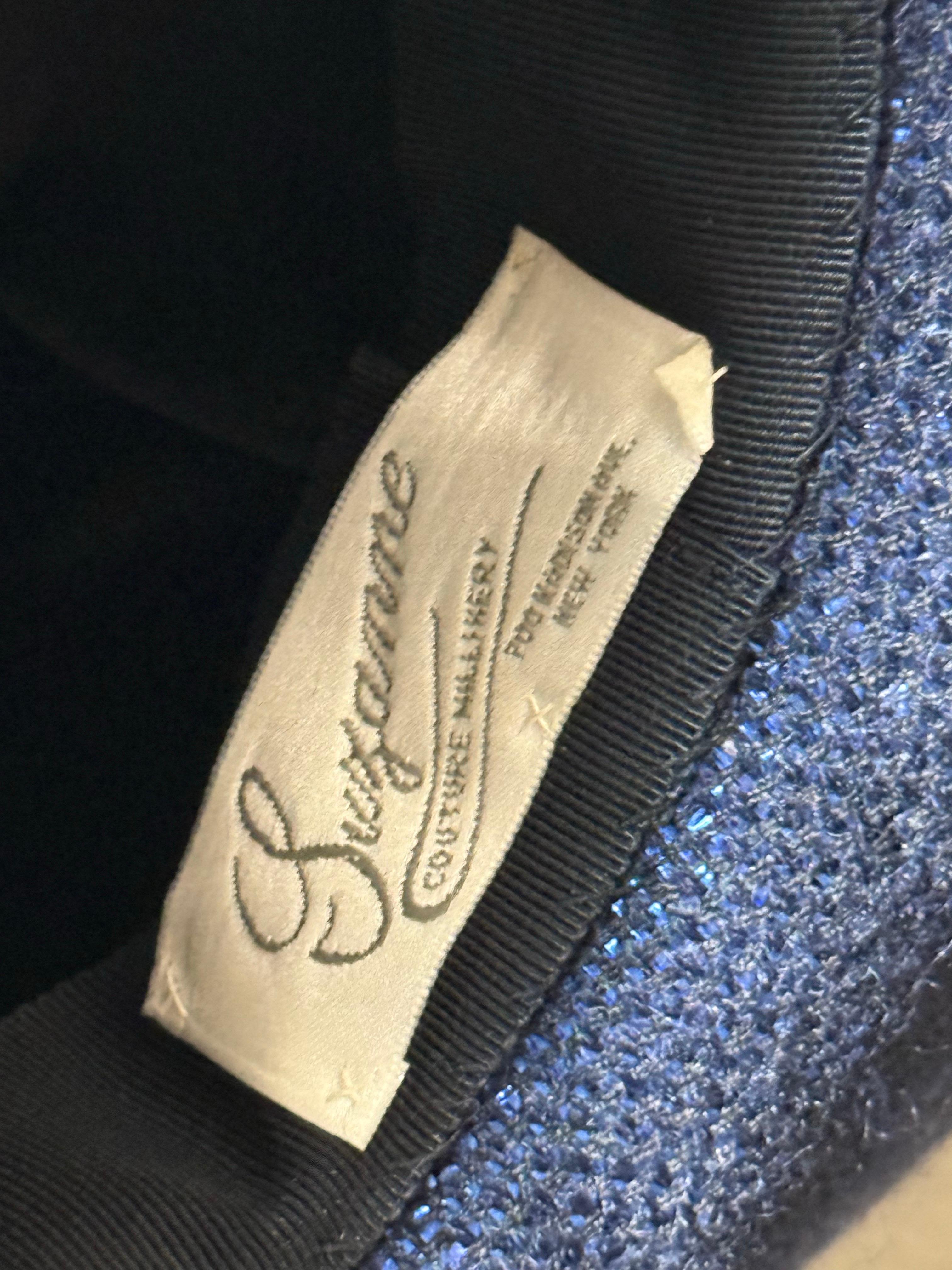 Suzanne Couture Millinery Fedora in tessuto lurex blu cobalto con piume stravaganti in vendita 11
