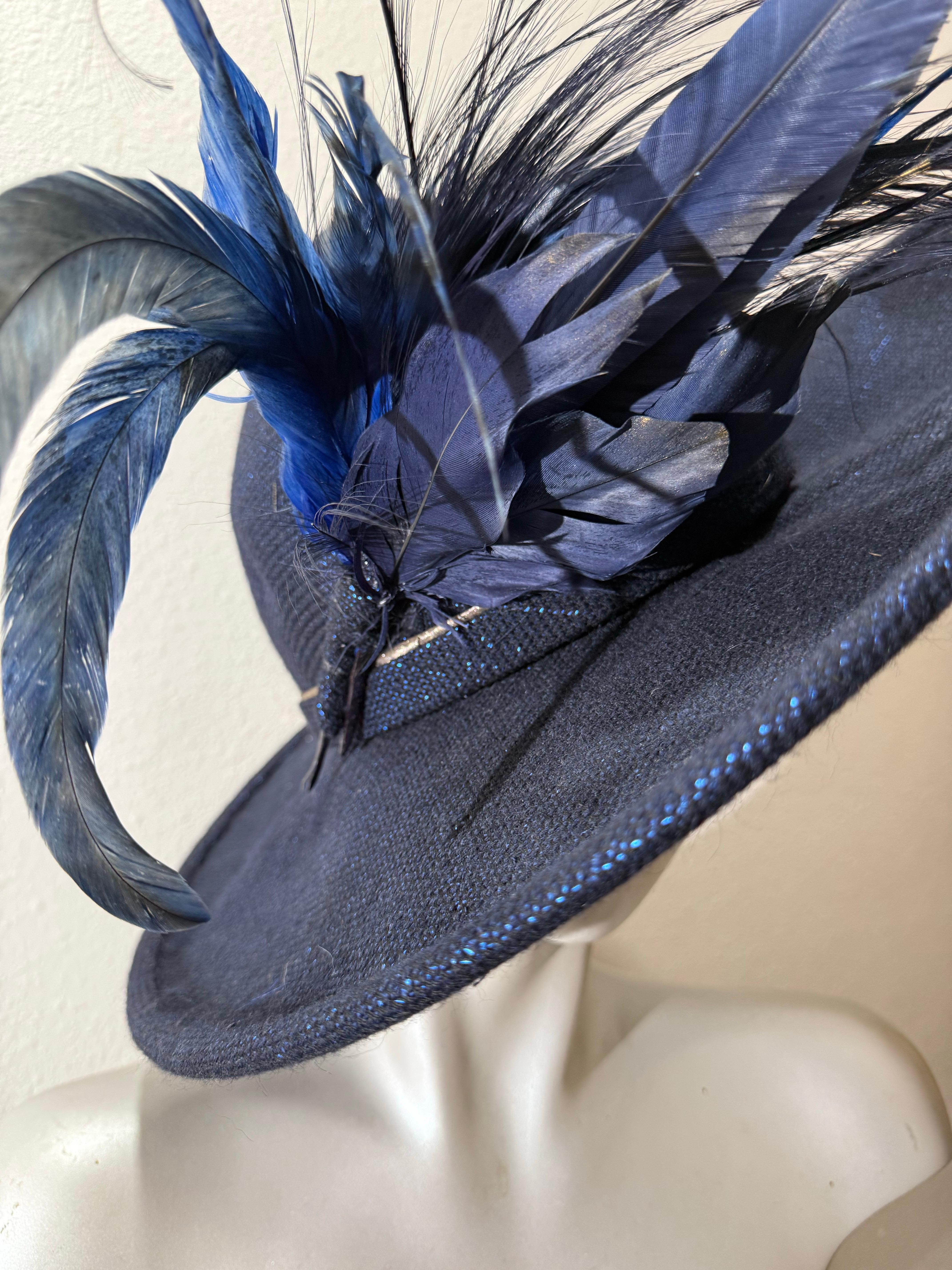 Blu Suzanne Couture Millinery Fedora in tessuto lurex blu cobalto con piume stravaganti in vendita