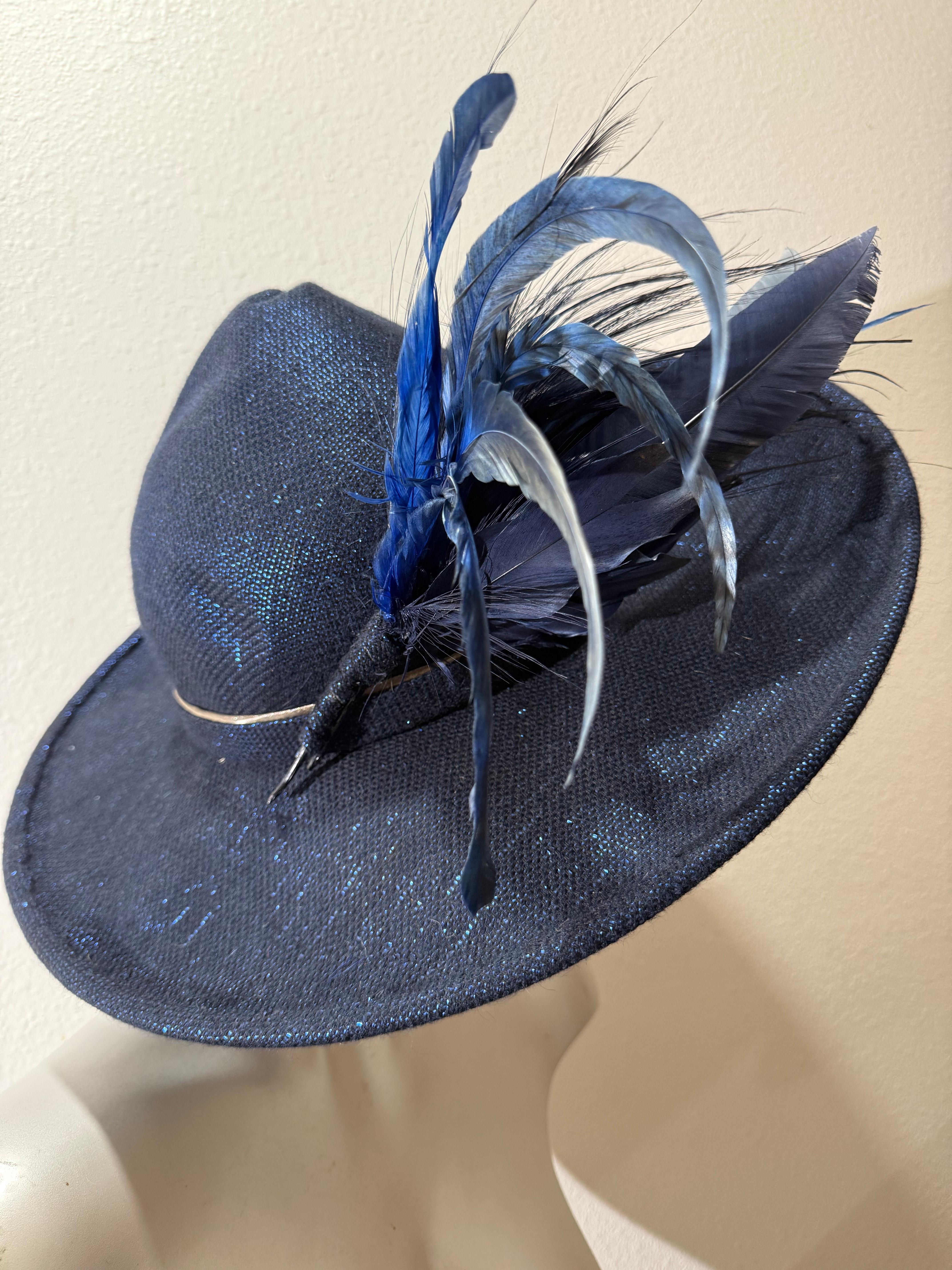 Suzanne Couture Millinery Fedora in tessuto lurex blu cobalto con piume stravaganti In condizioni ottime in vendita a Gresham, OR