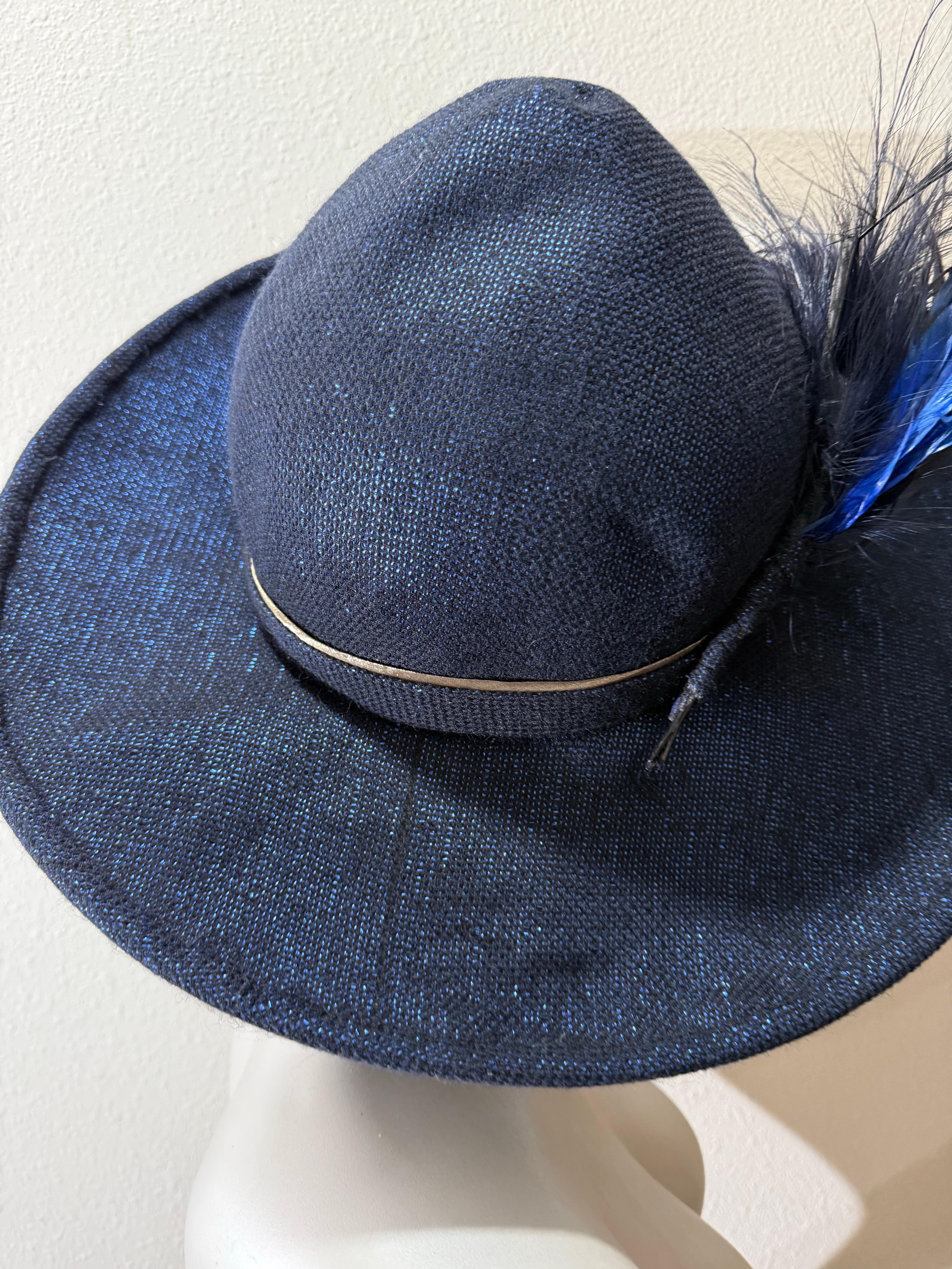 Suzanne Couture Millinery Fedora in tessuto lurex blu cobalto con piume stravaganti in vendita 1
